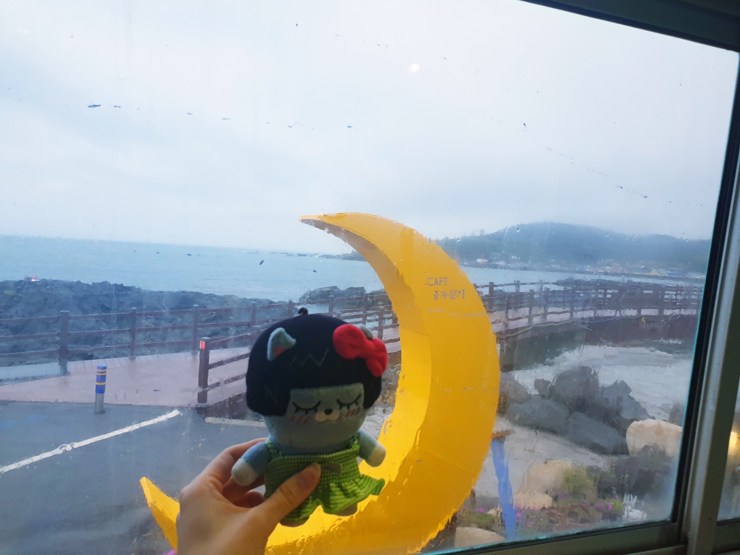비오는 날 버스 카페