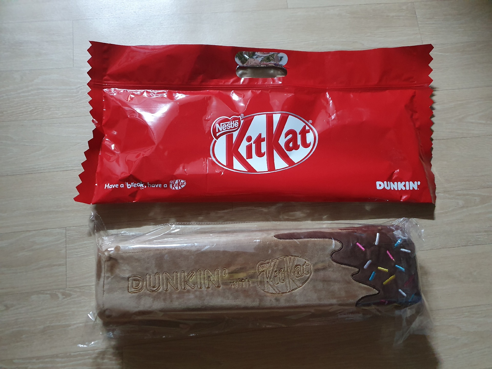 던킨 킷캣 쿠션