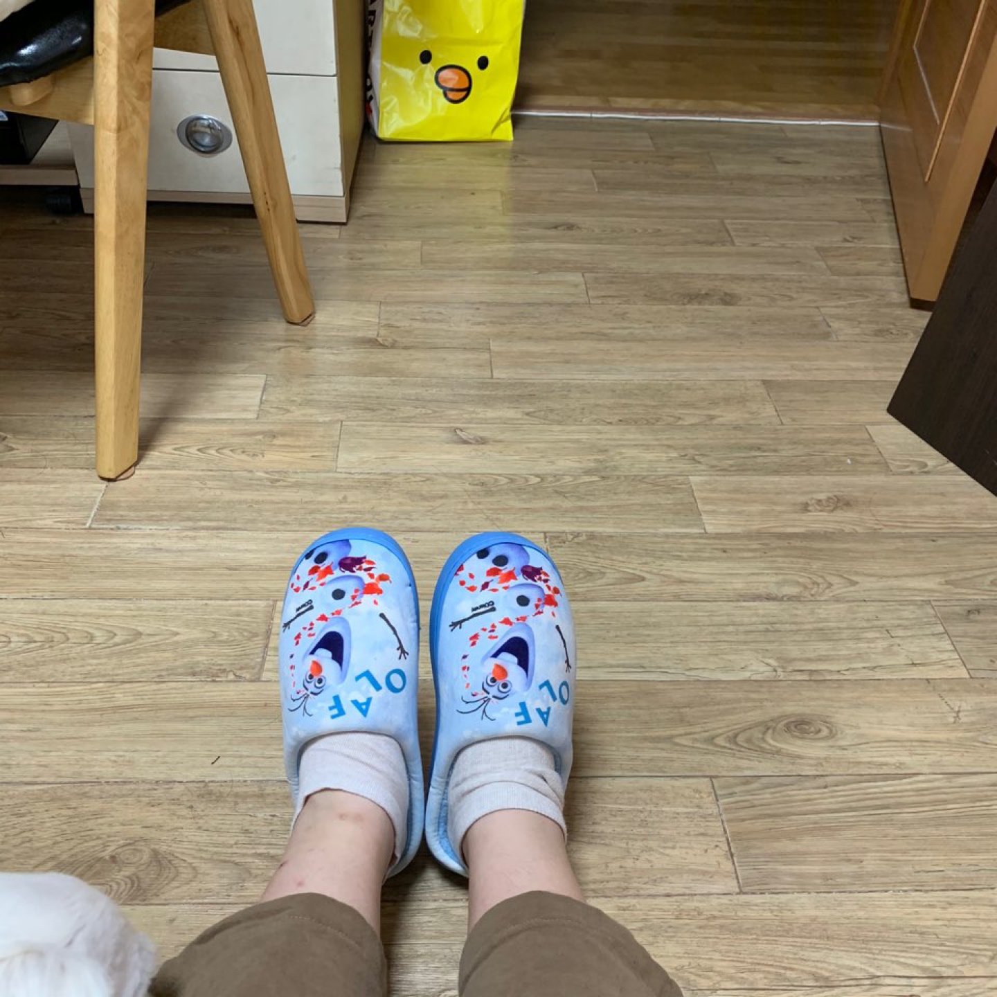 다이소 올라프 거실화 퀄리티 최고