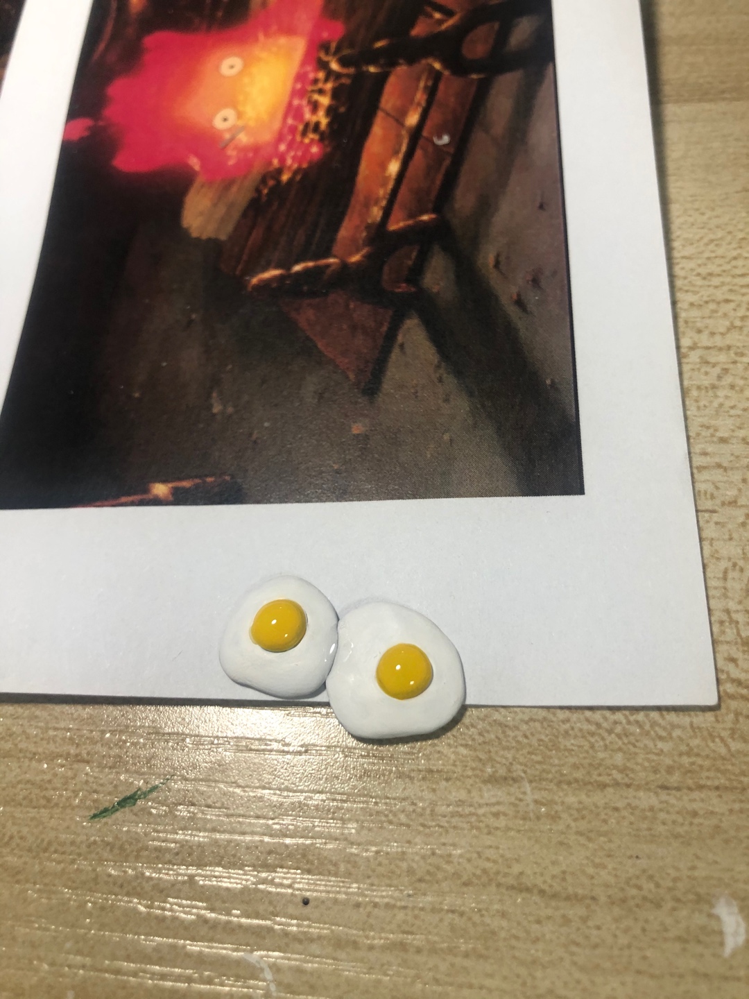 계란후라이와 베이컨을 굽는 캘시퍼