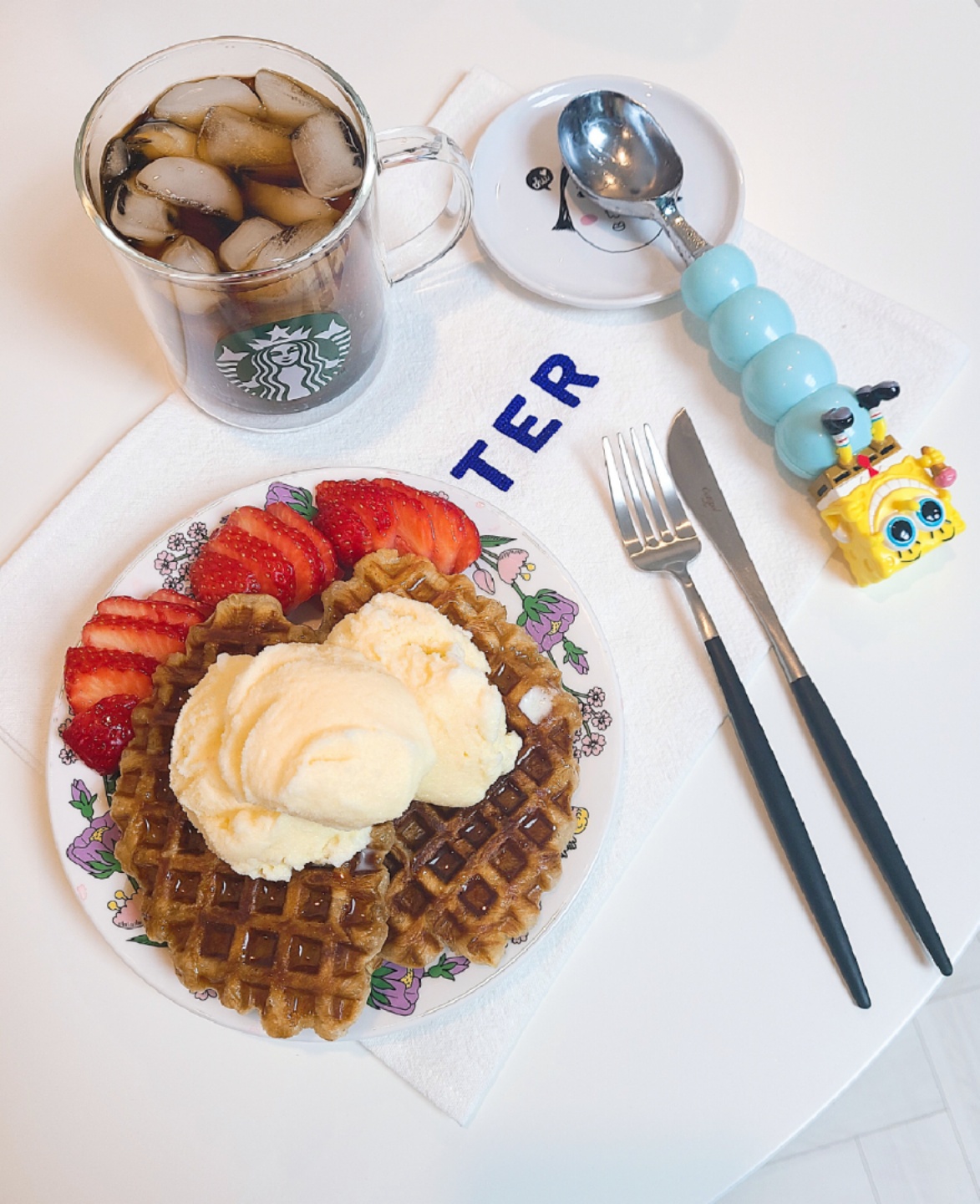 스폰지밥이 아이스크림 퍼주기🍦