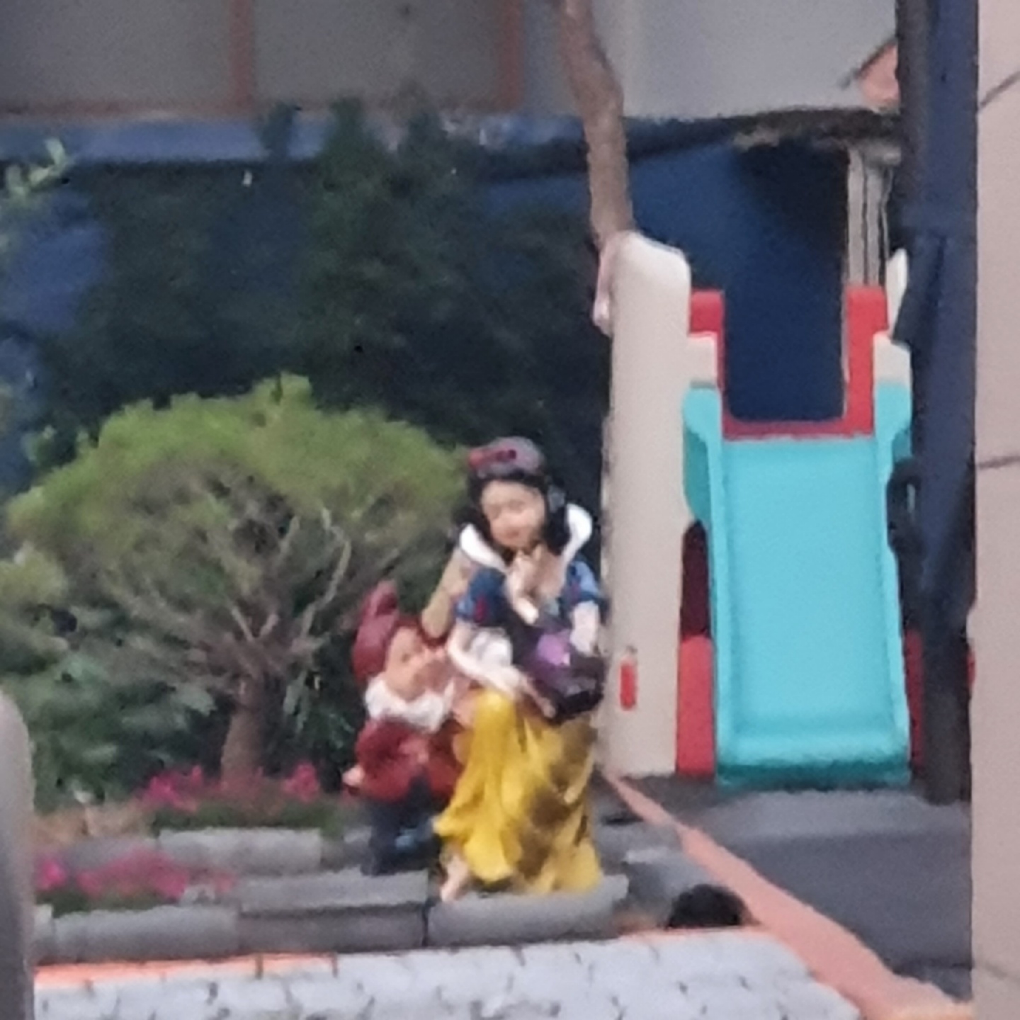 유치원 놀이터에 있던 백설공주