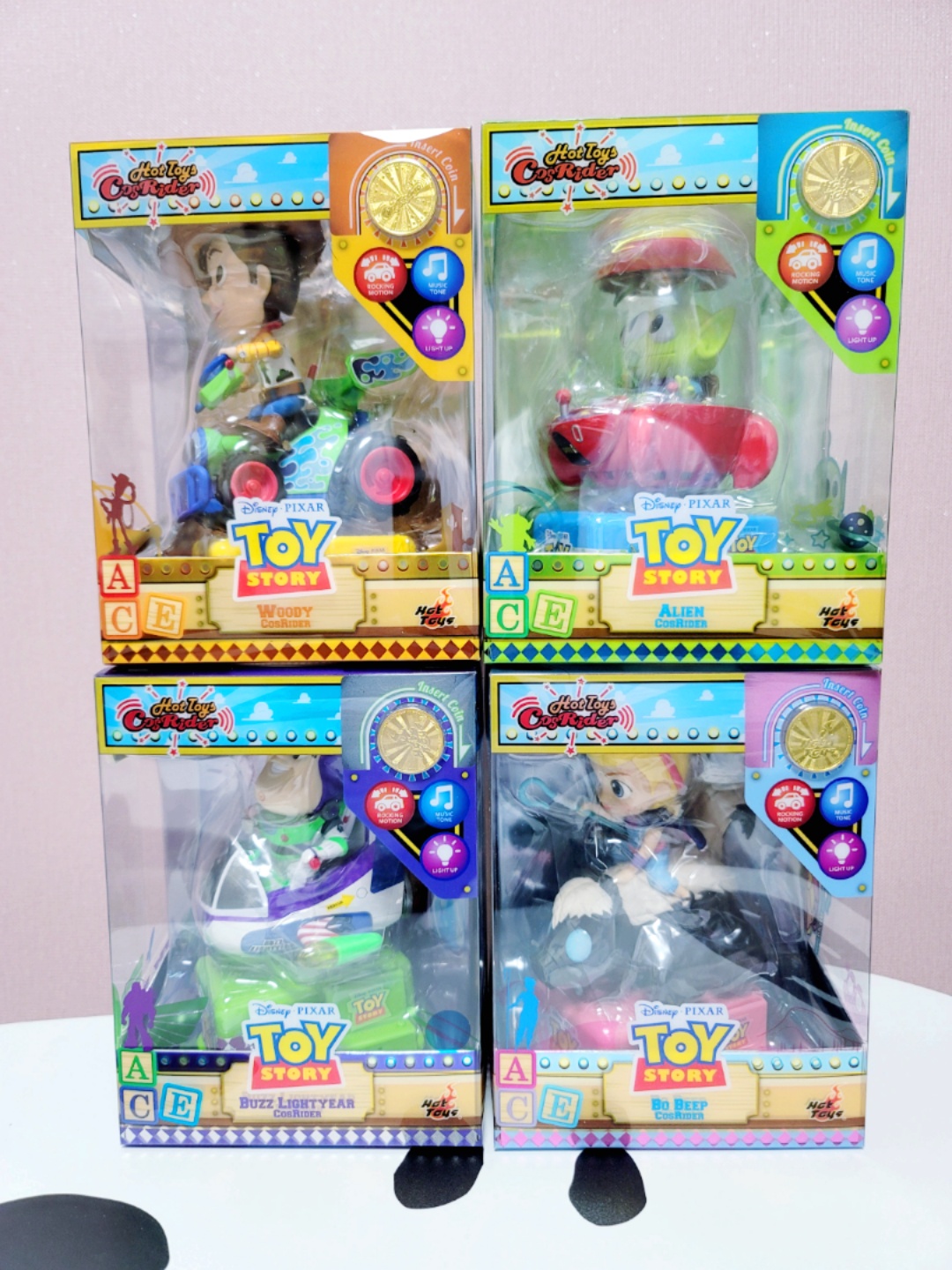 핫토이에서 나온 코인라이더 피규어입니다 ㅎㅎ 가격은 좀 비쌋지만 너무 이쁘고 귀엽습니다 ㅎㅎ 앞에 있는 코인을 넣으면 타고있는 자동차가  움직입니다 ㅎㅎ 4개다 연결해서 한번에 움직일수도 있는 피규어에요 😆😆😆 | 콜리(Colley)