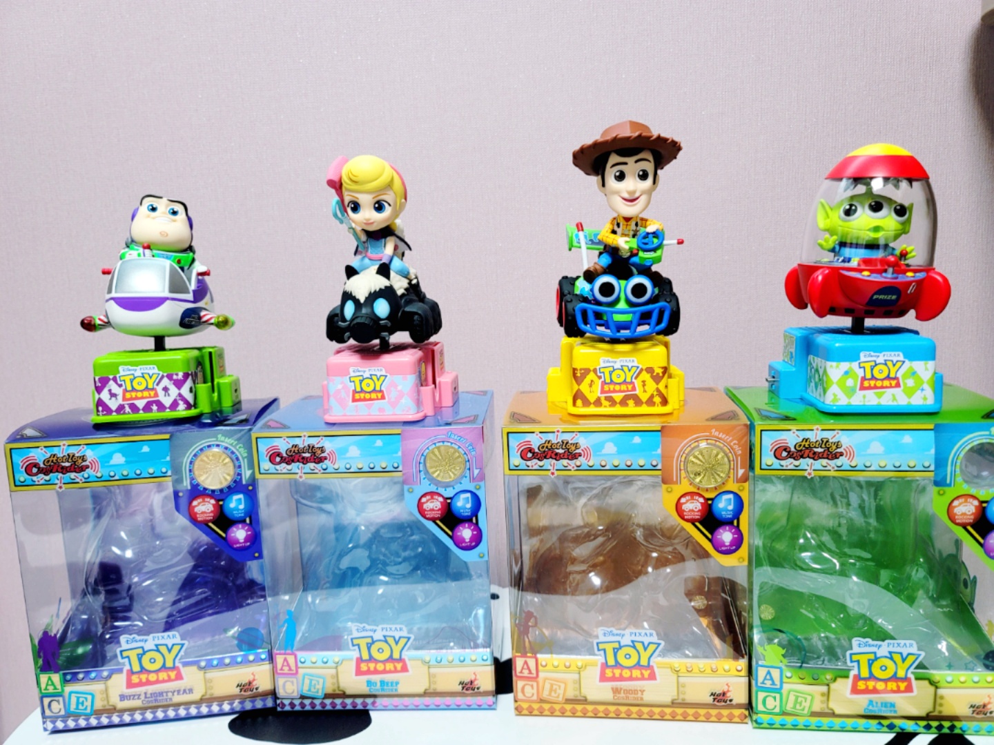 핫토이에서 나온 코인라이더 피규어입니다 ㅎㅎ 가격은 좀 비쌋지만 너무 이쁘고 귀엽습니다 ㅎㅎ 앞에 있는 코인을 넣으면 타고있는 자동차가  움직입니다 ㅎㅎ 4개다 연결해서 한번에 움직일수도 있는 피규어에요 😆😆😆 | 콜리(Colley)