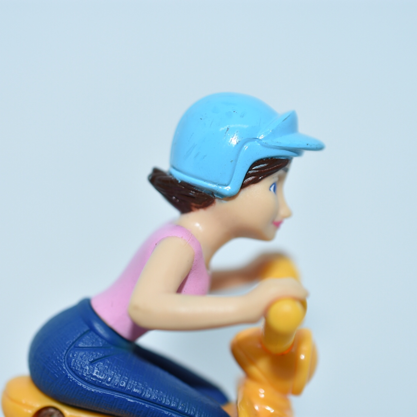 오토바이를 탄 소녀 또는 아줌마?