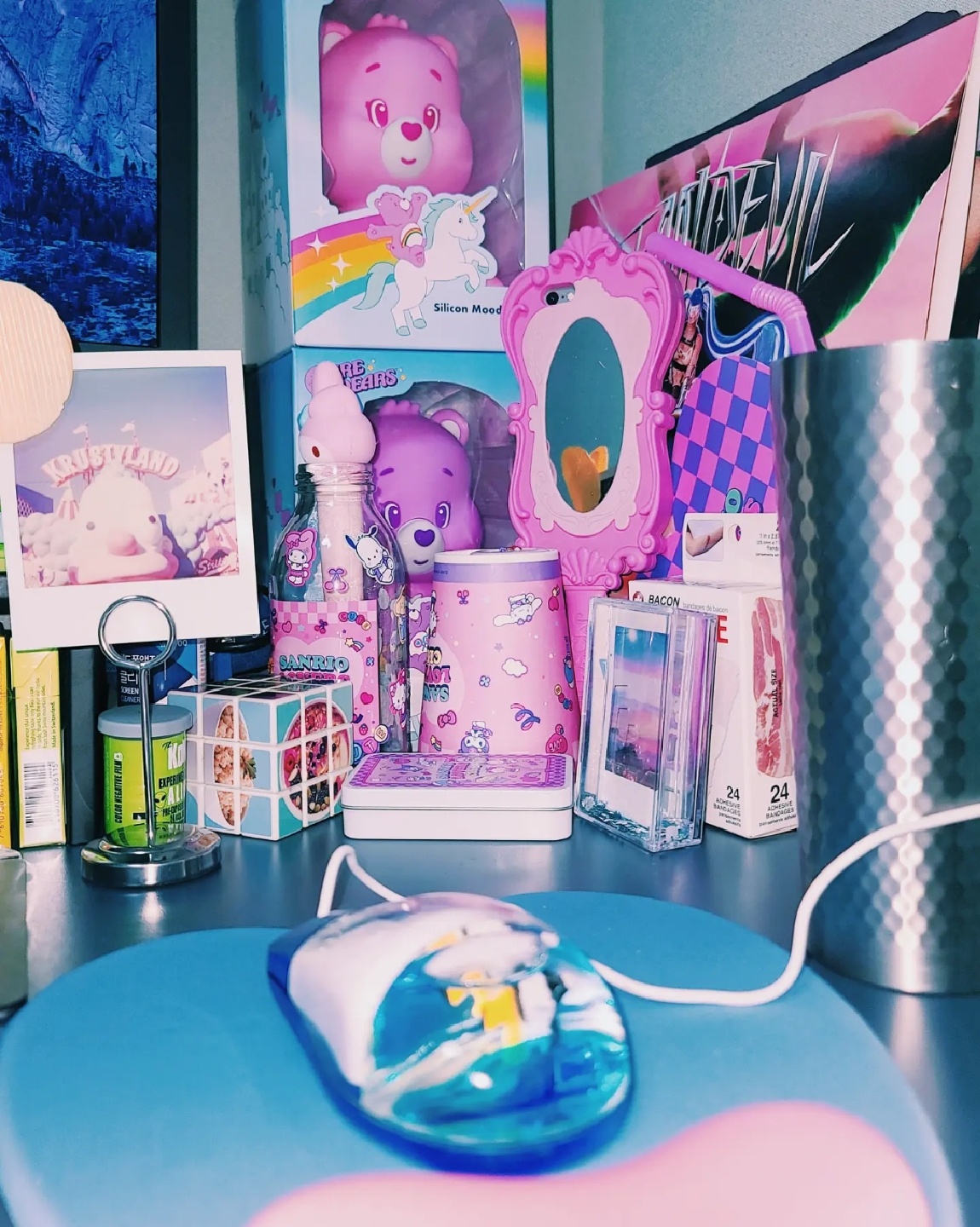 𝙿𝚒𝚗𝚔 𝚉𝚘𝚗𝚎 𝚊𝚛𝚘𝚞𝚗𝚍 𝚝𝚑𝚎 𝚌𝚘𝚛𝚗𝚎𝚛