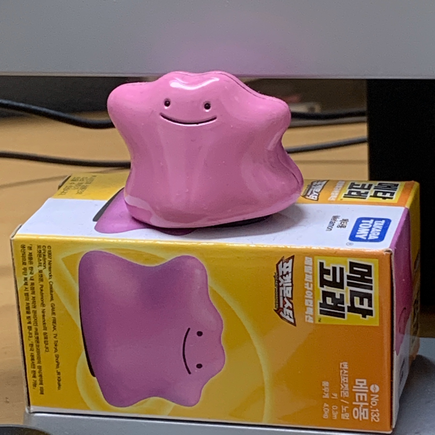 모니터 주변을 장식해주는 피규어들