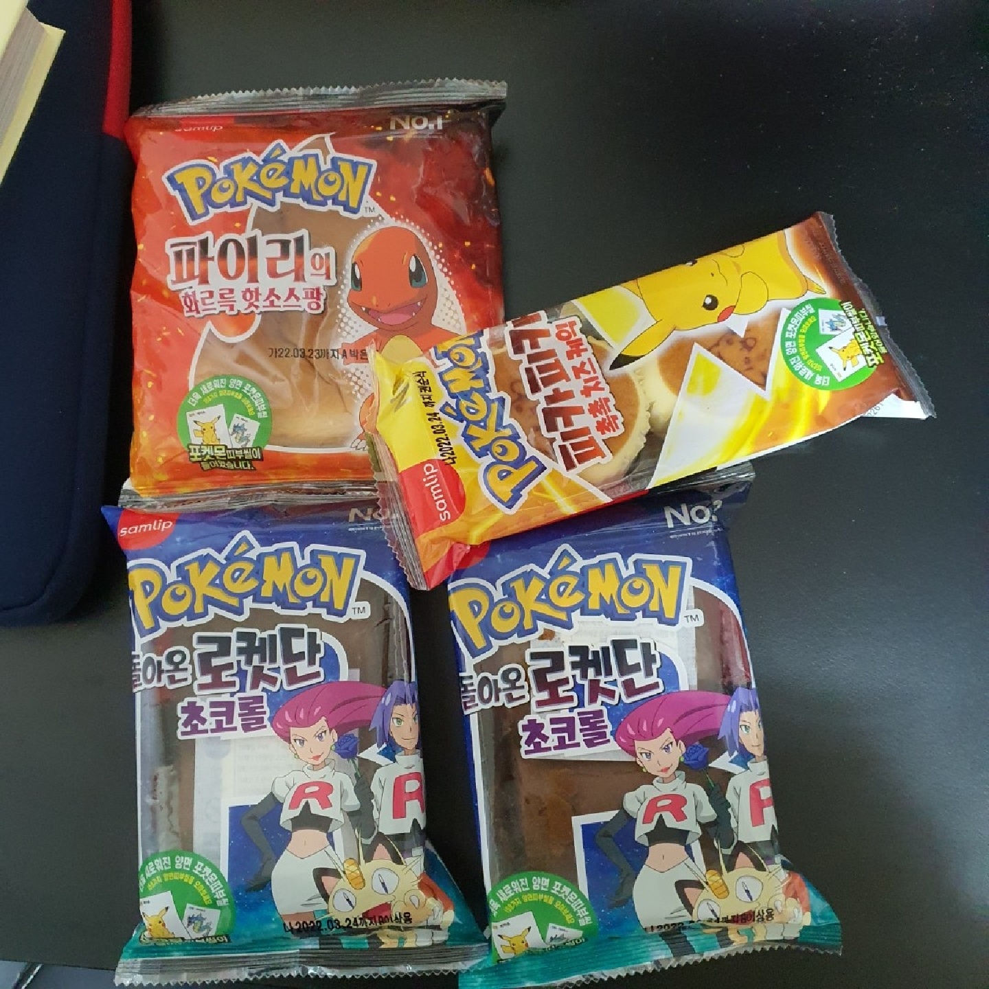 띠부띠부실 + 포켓몬빵