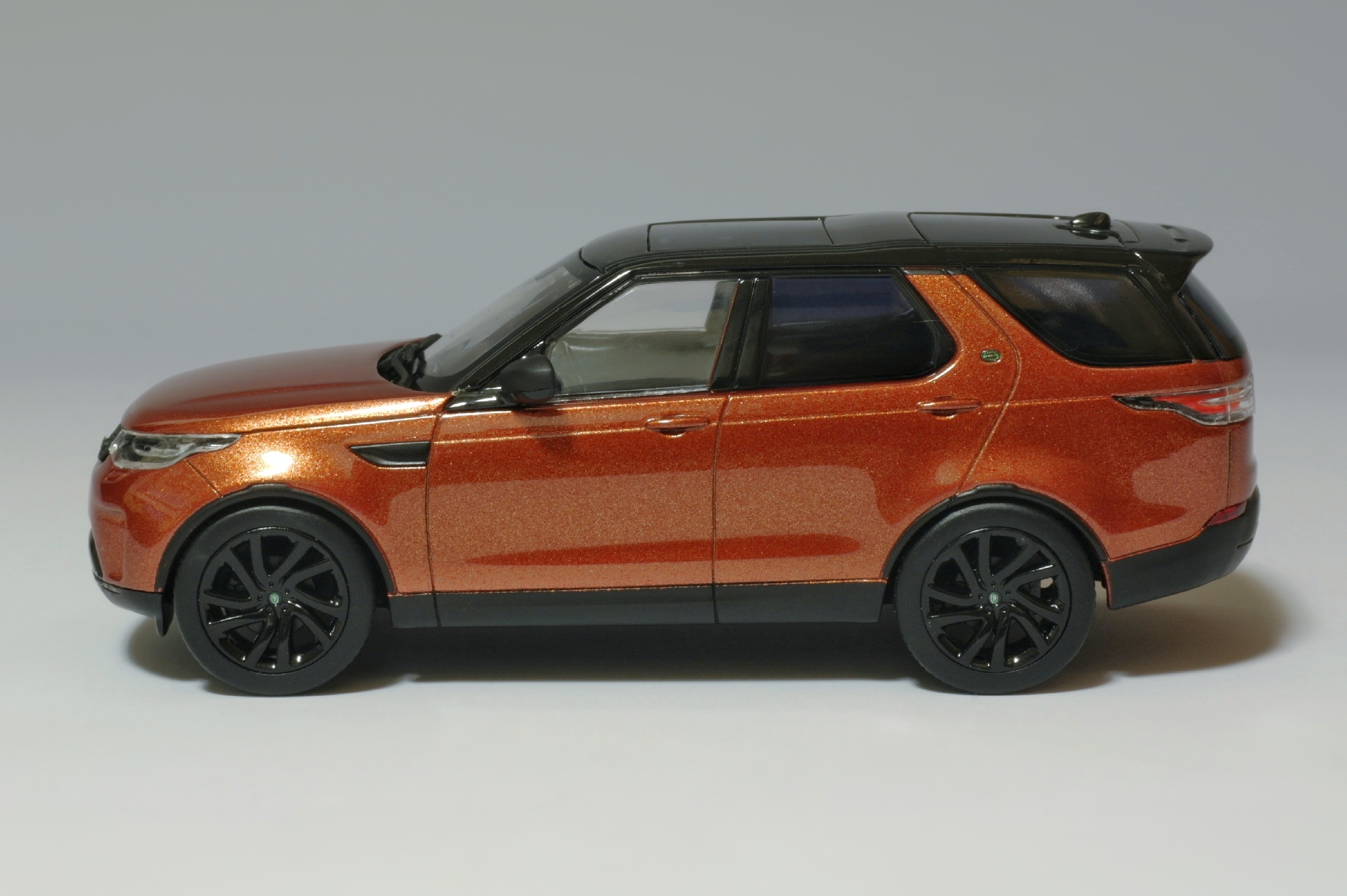 1/43 TSM 2017 Land Rover Discovery First Edition