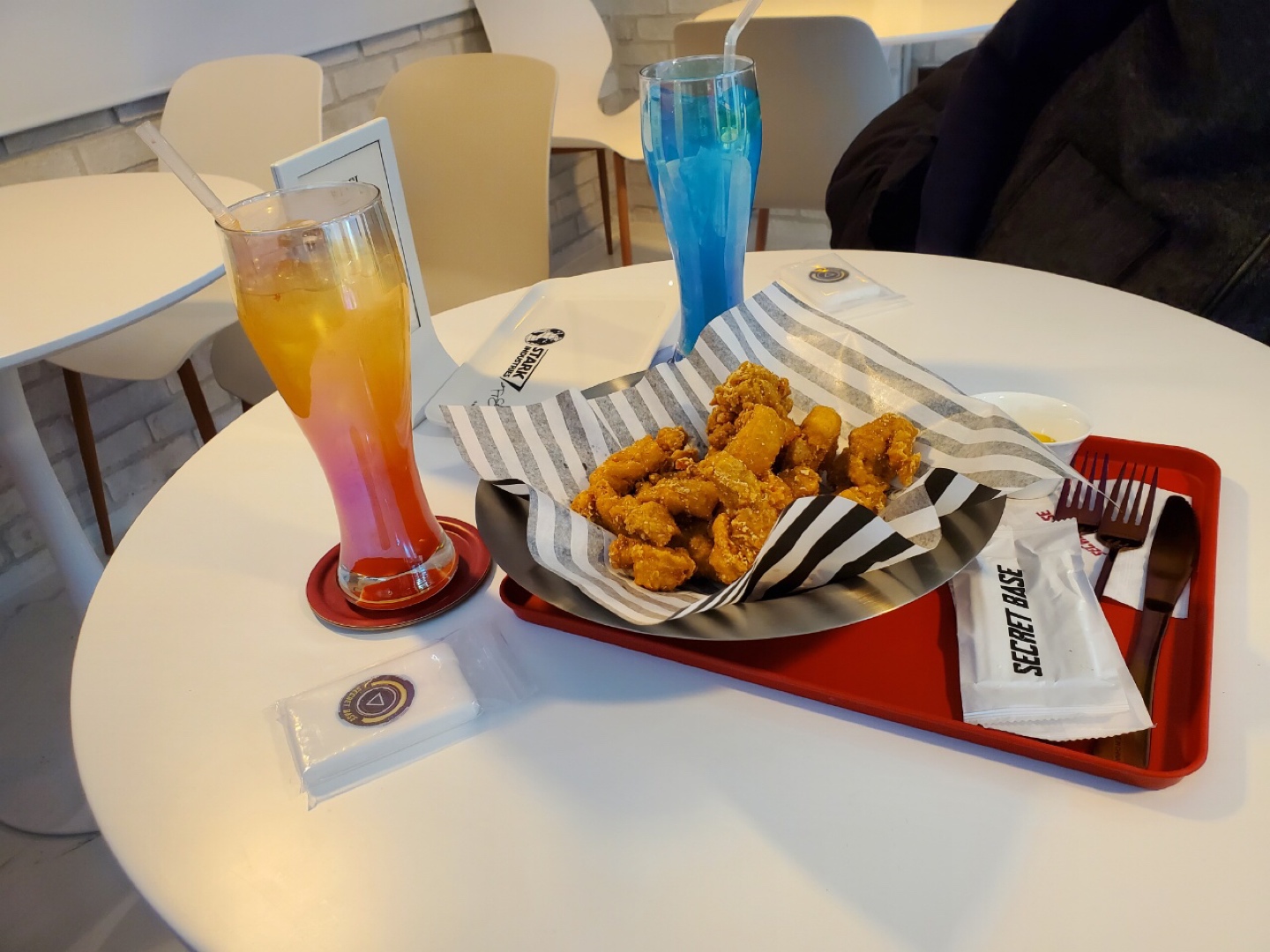 토니와 피터와 함께 카페나들이