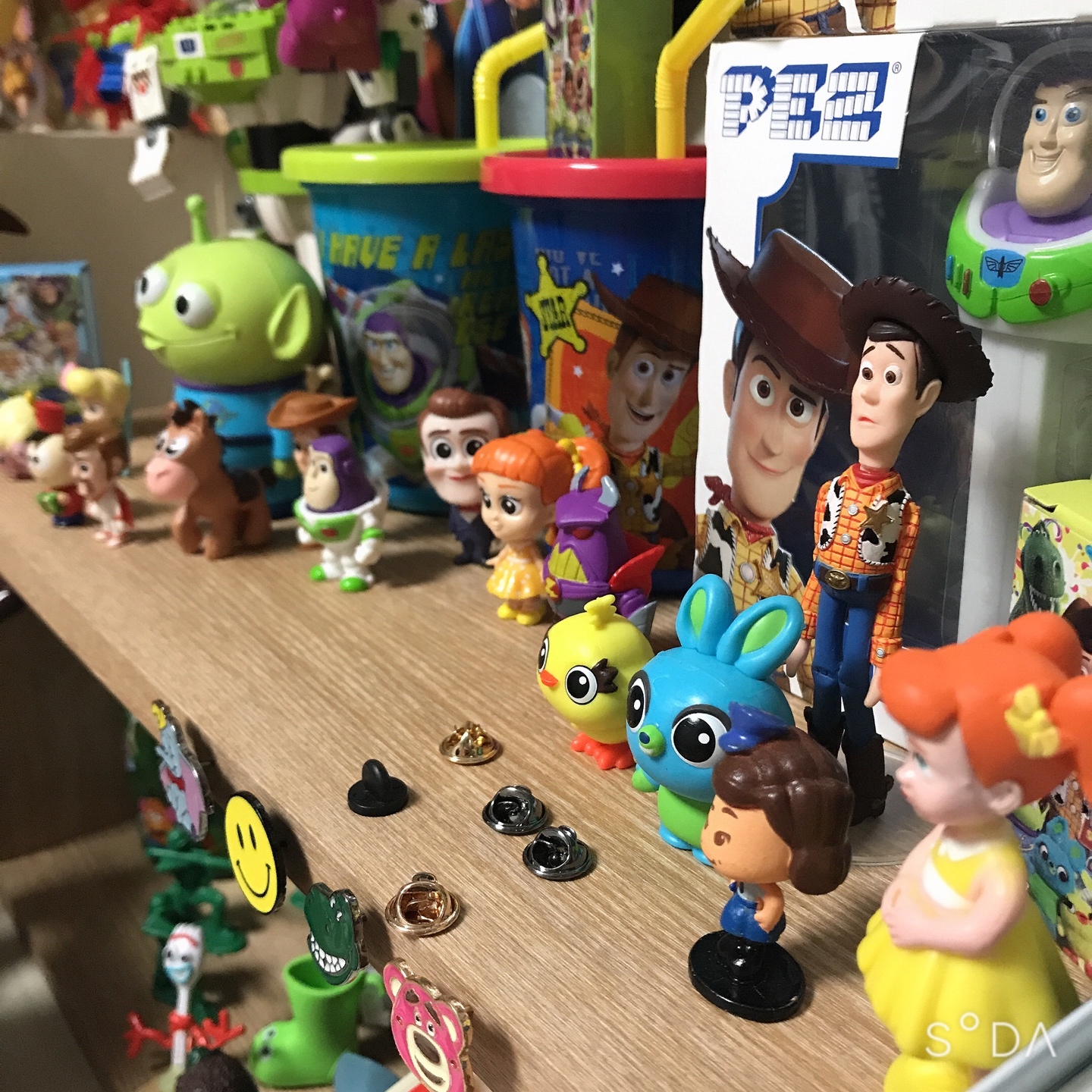 멀리서도 
느껴지는 시선..