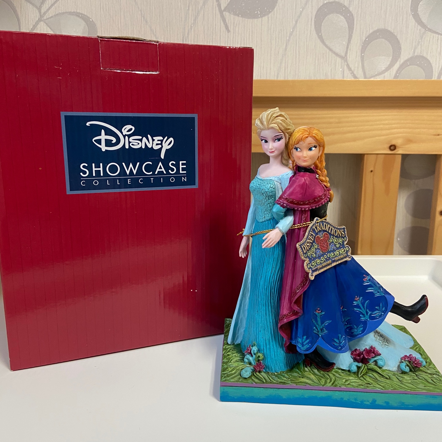 ❄️Disney Showcase collection enesco frozen “Sister Forever”❄️