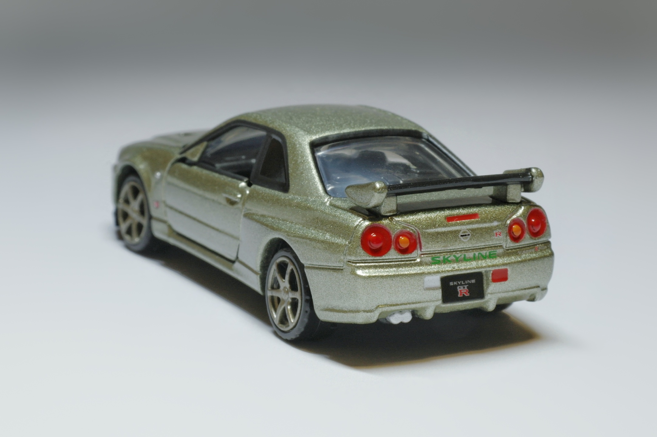 1/62 Tomica Premium R34 GT-R V-Spec II Nür Shop Original Model