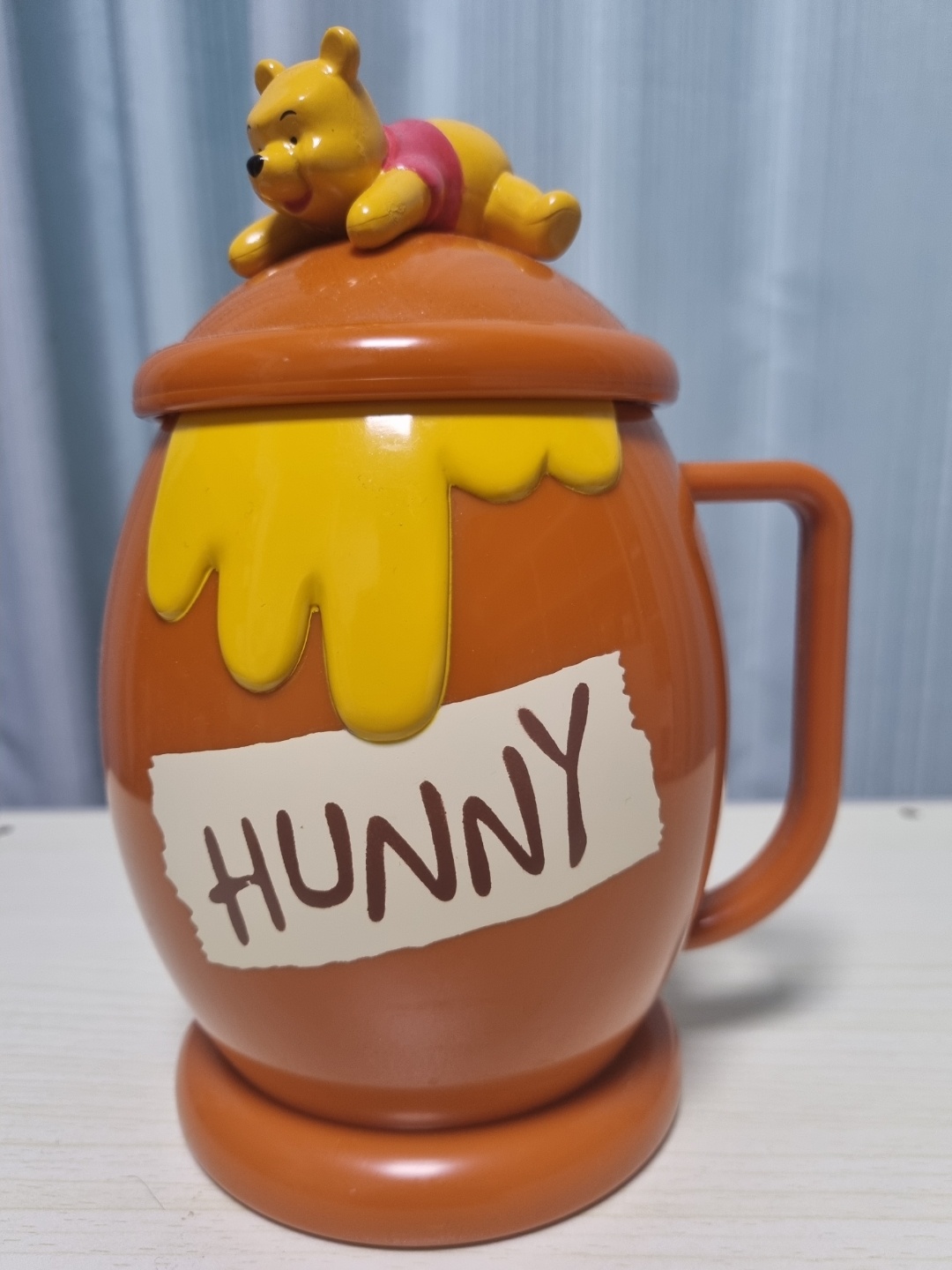 꿀통모양에 푸우가 올라가있는 모습의 귀여운 텀블러에요 ...