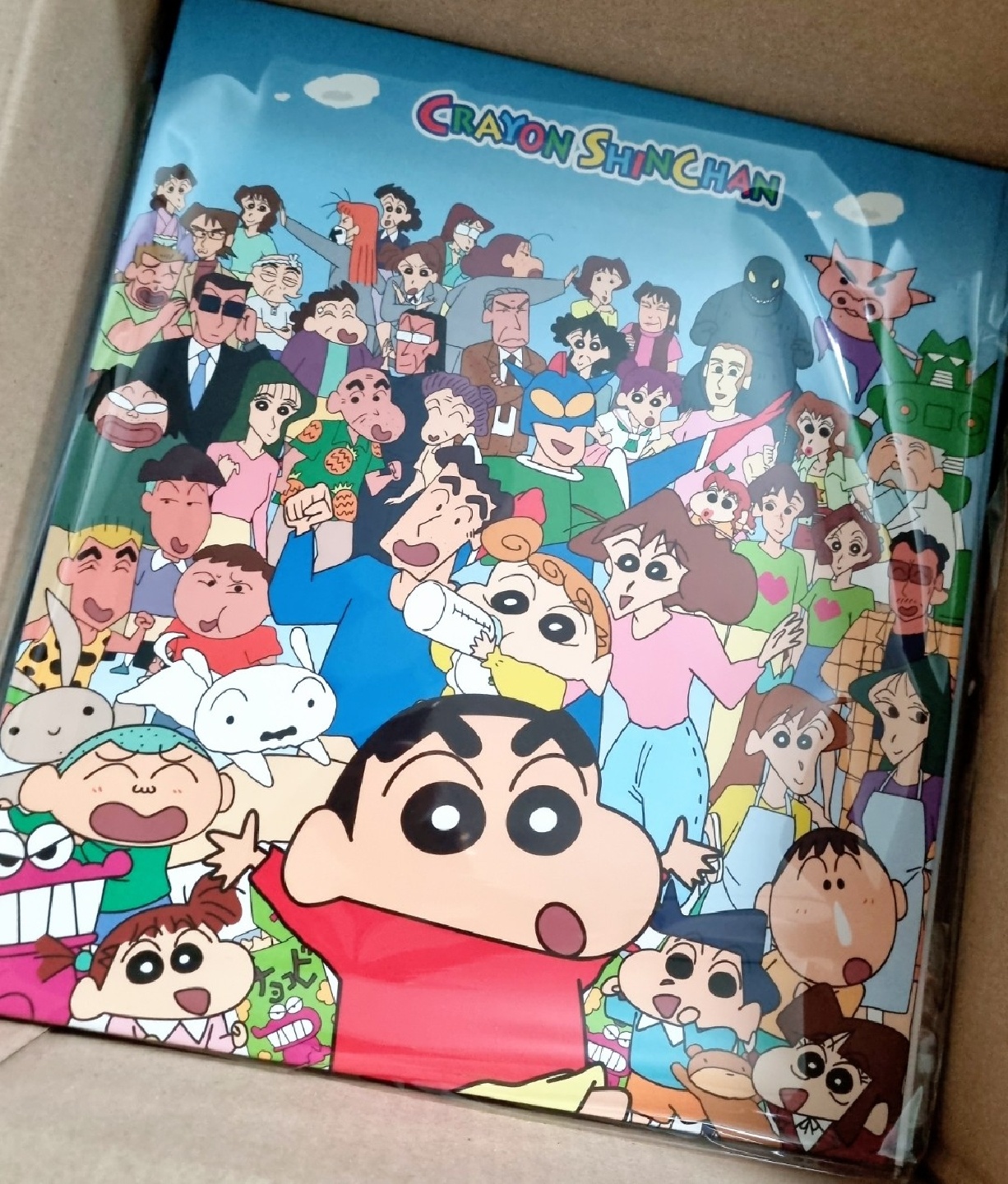 📦기다리고 기다리던 짱구띠부씰북🥰 모든 캐릭터가 총집합된 표지부터 너무 귀엽지 않나요? 생각보다 더 맘에들어서 넘겼는데 속지 