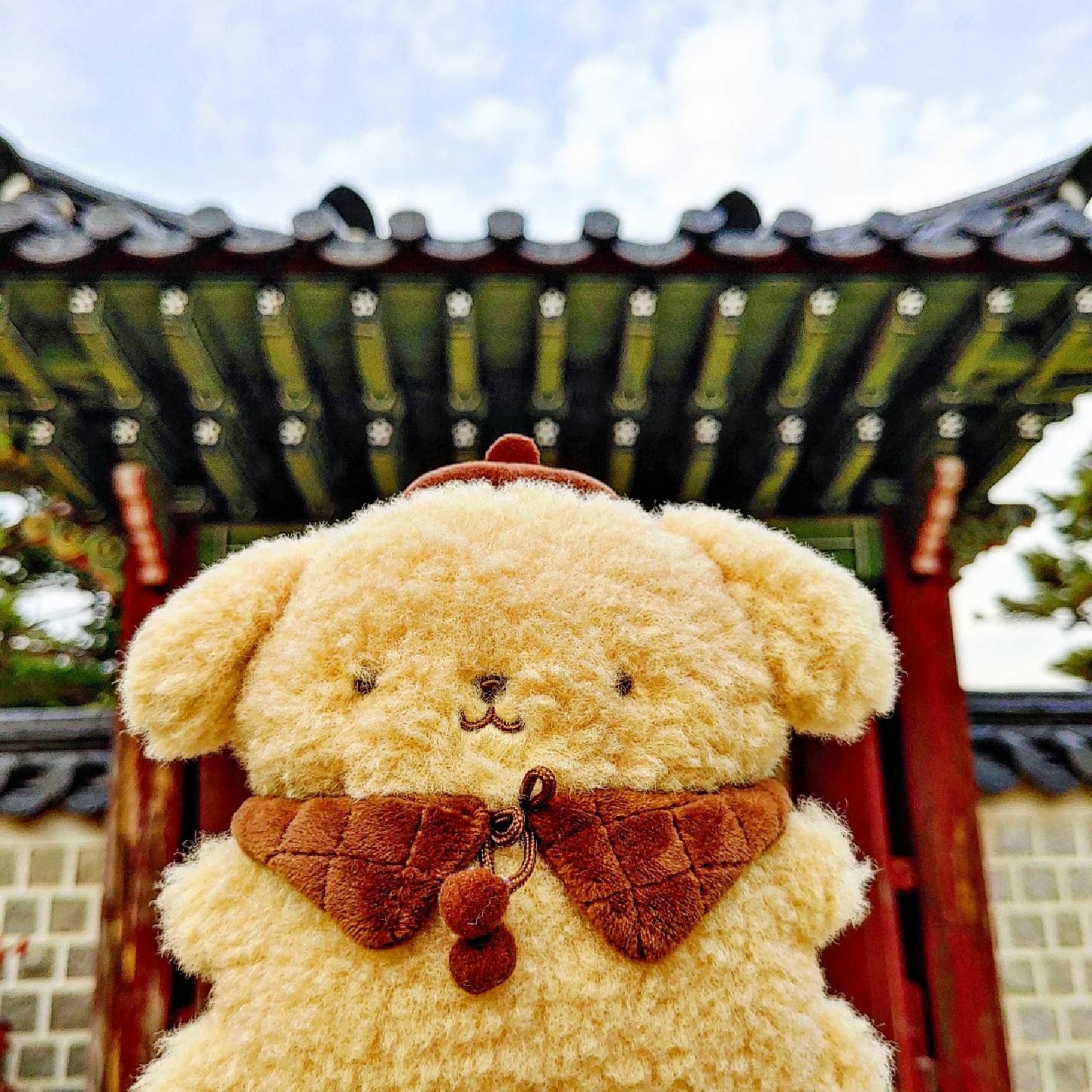 경복궁 문 앞에 서 있는 푸린이!