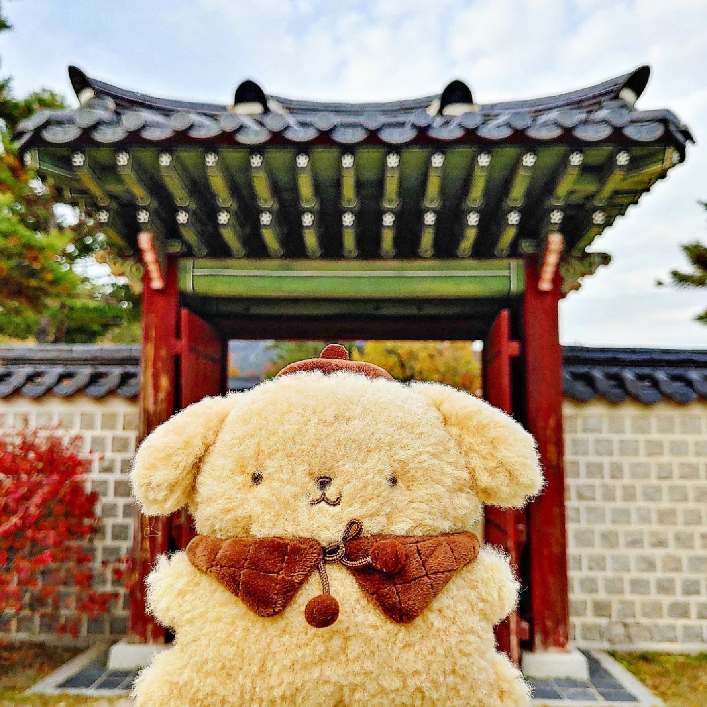 경복궁 문 앞에 서 있는 푸린이!