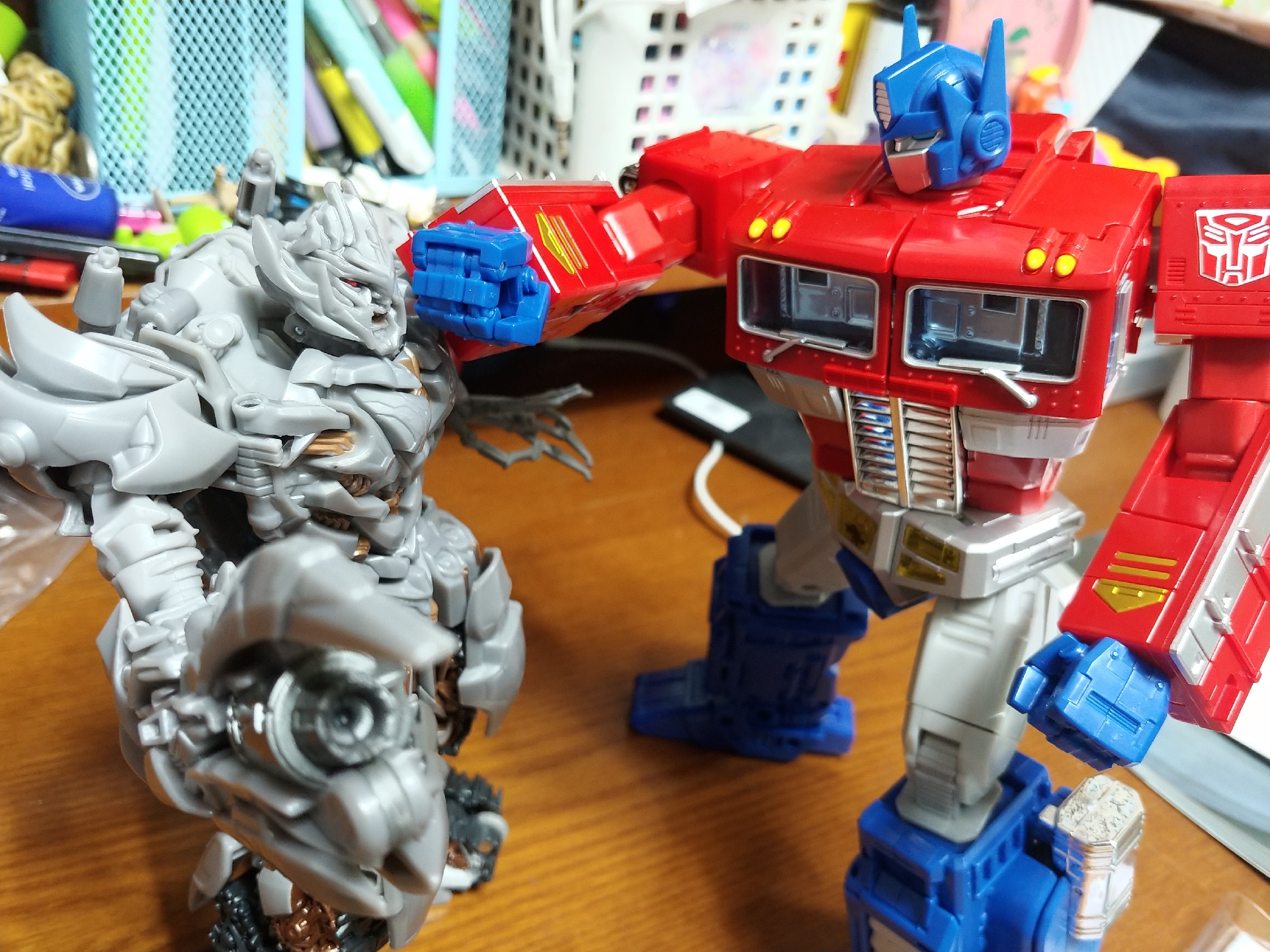 사이버트론을 재건 하려는 메가트론을 괴롭히는 악당 옵대장 | 콜리(Colley)