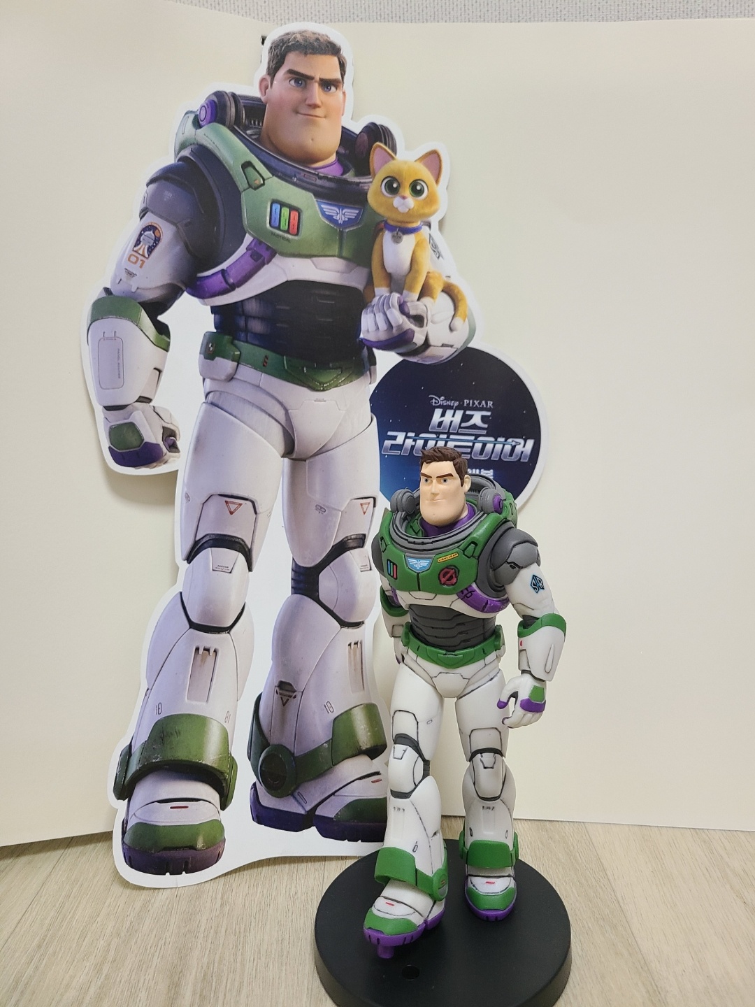 버즈
라이트이어