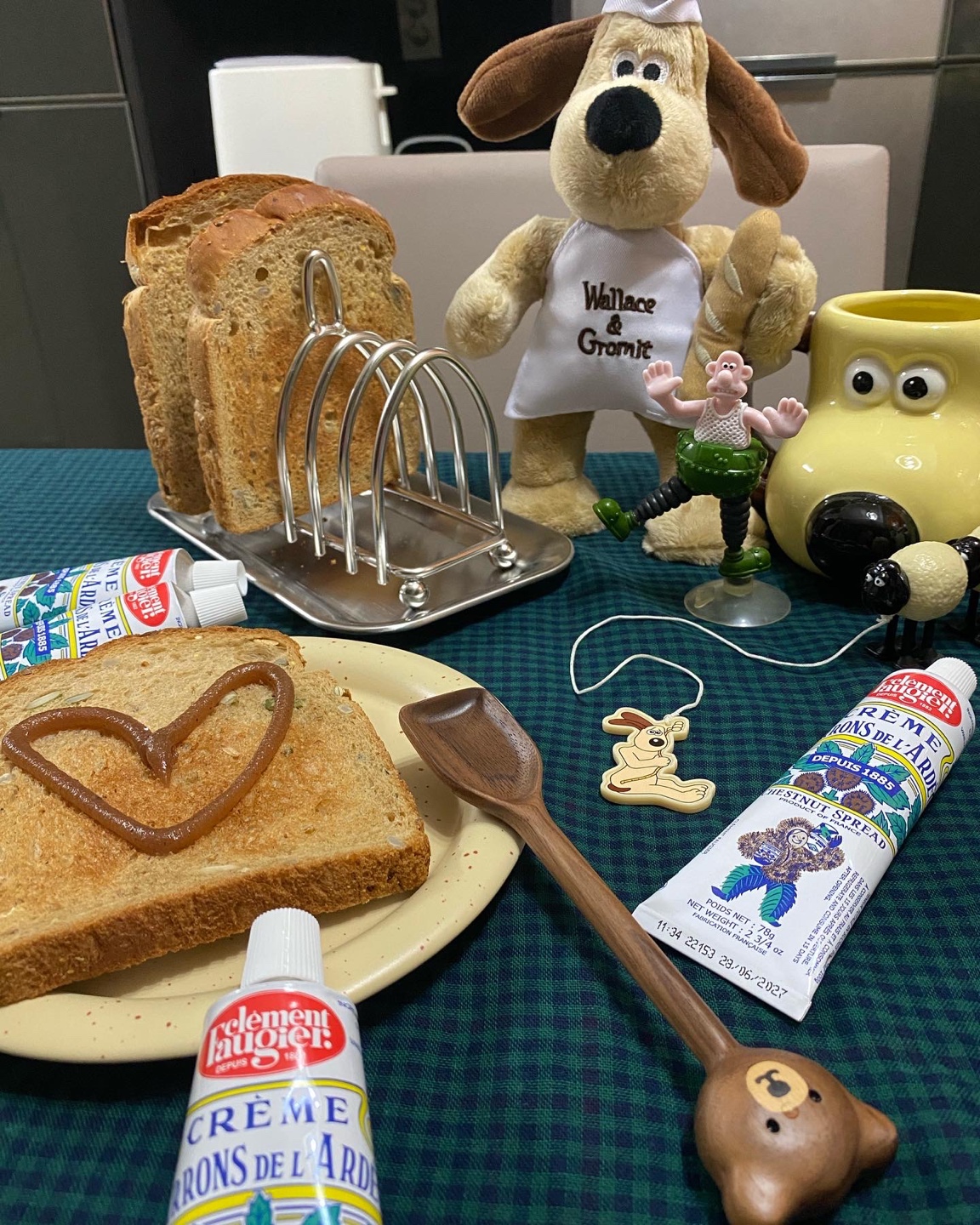 그로밋과 함께라면 더 맛있는 빵을 먹을 수 있지🙌🌰