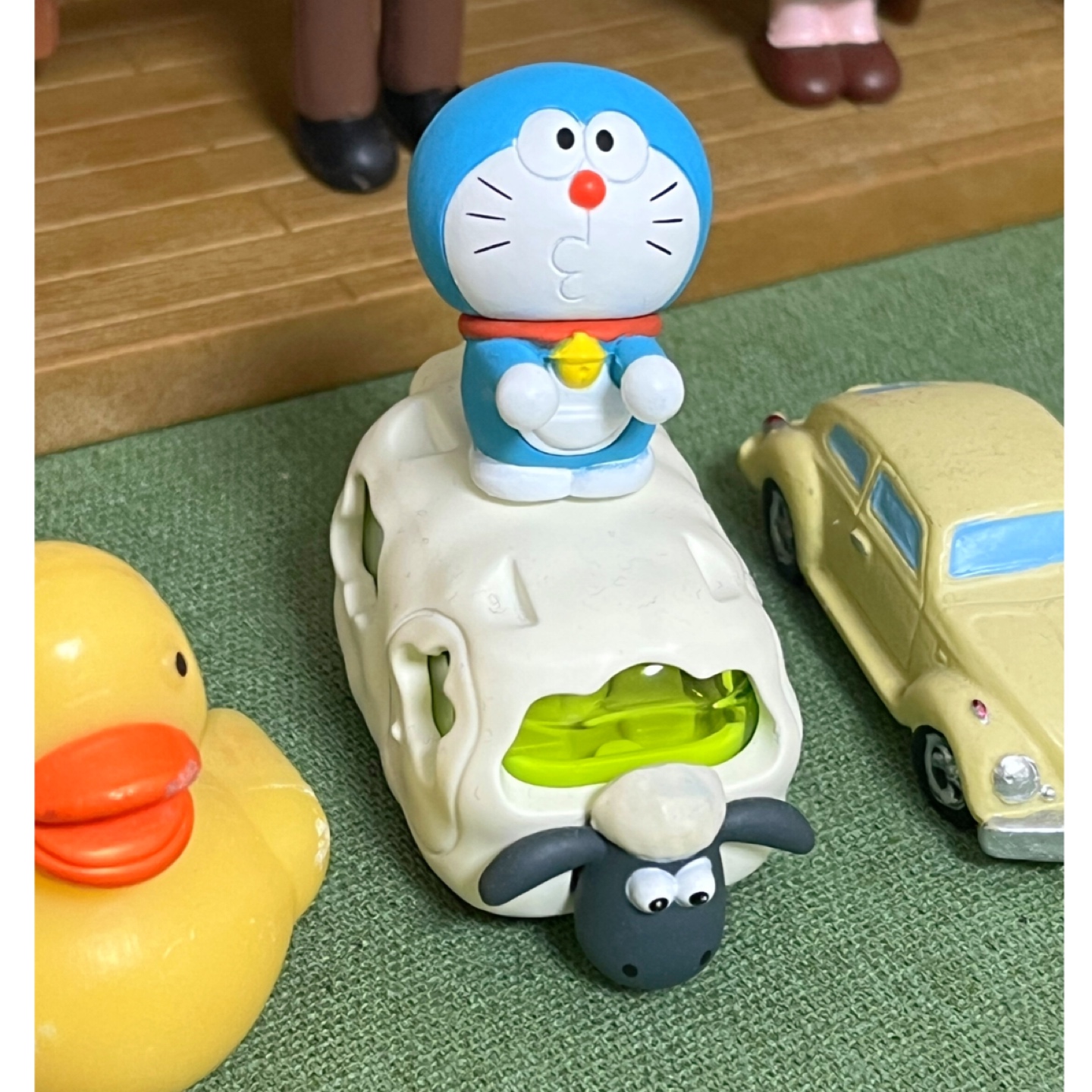 숀더쉽 위에 올라타있는 도라에몽._.