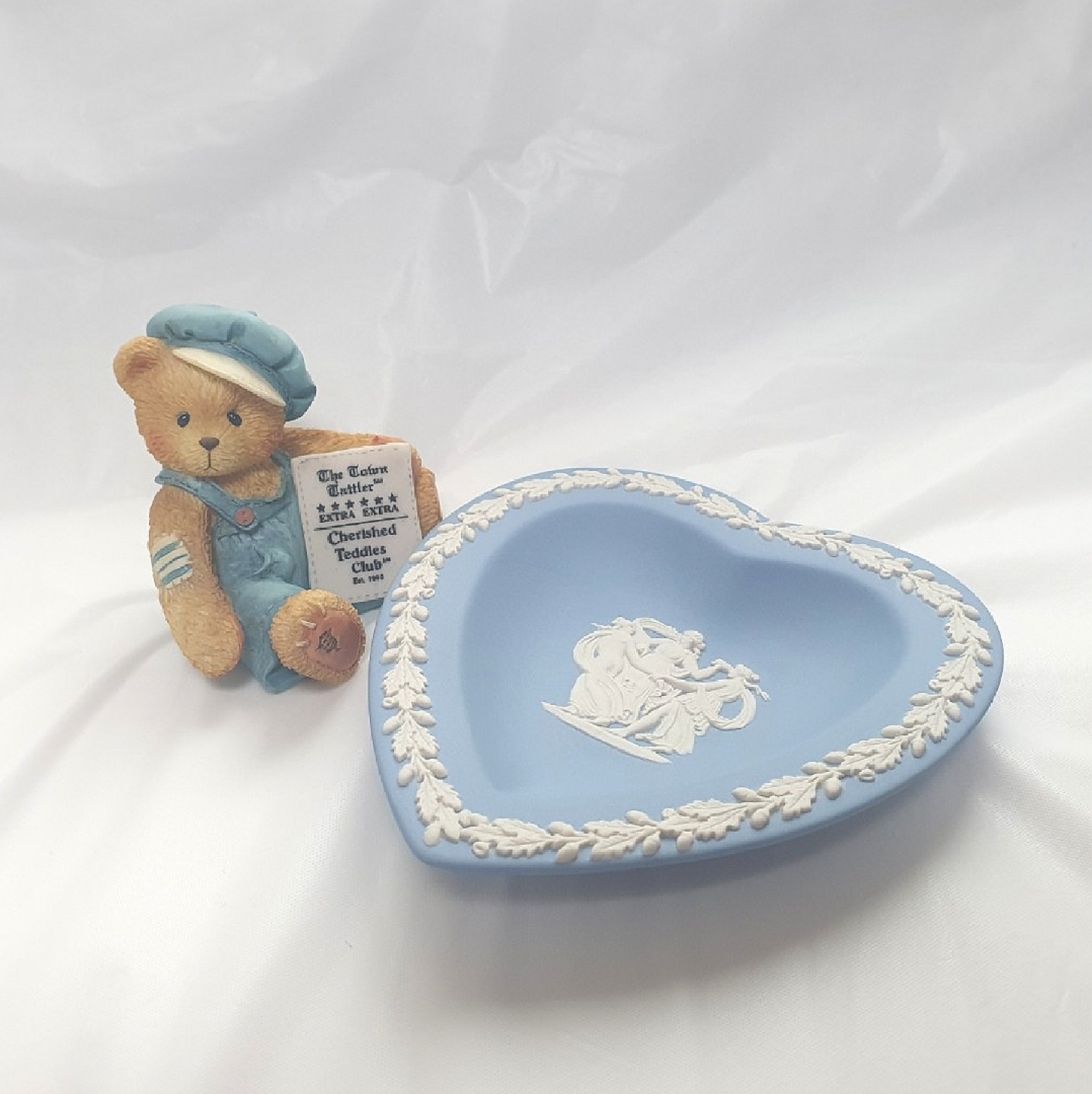 웨지우드 하트접시와 청 멜빵 체리쉬드🐻