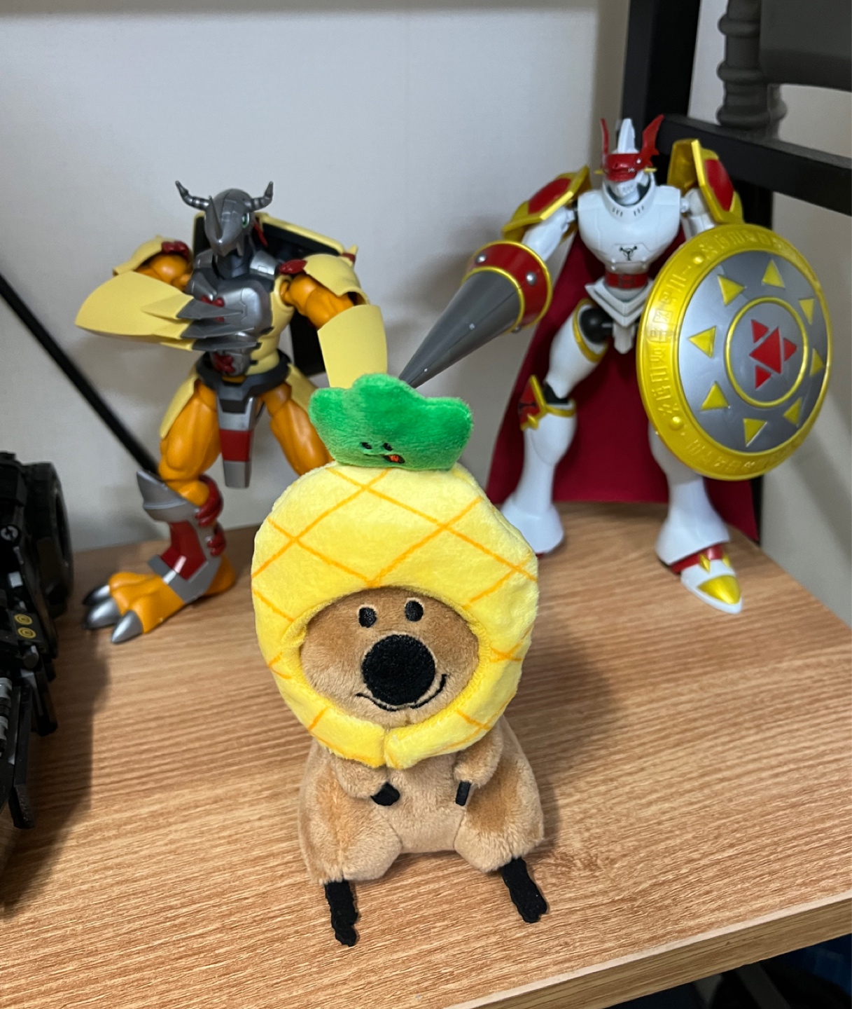 워그레이몬과 듀크몬에게 공격받는 파인애플 쿼카🍍