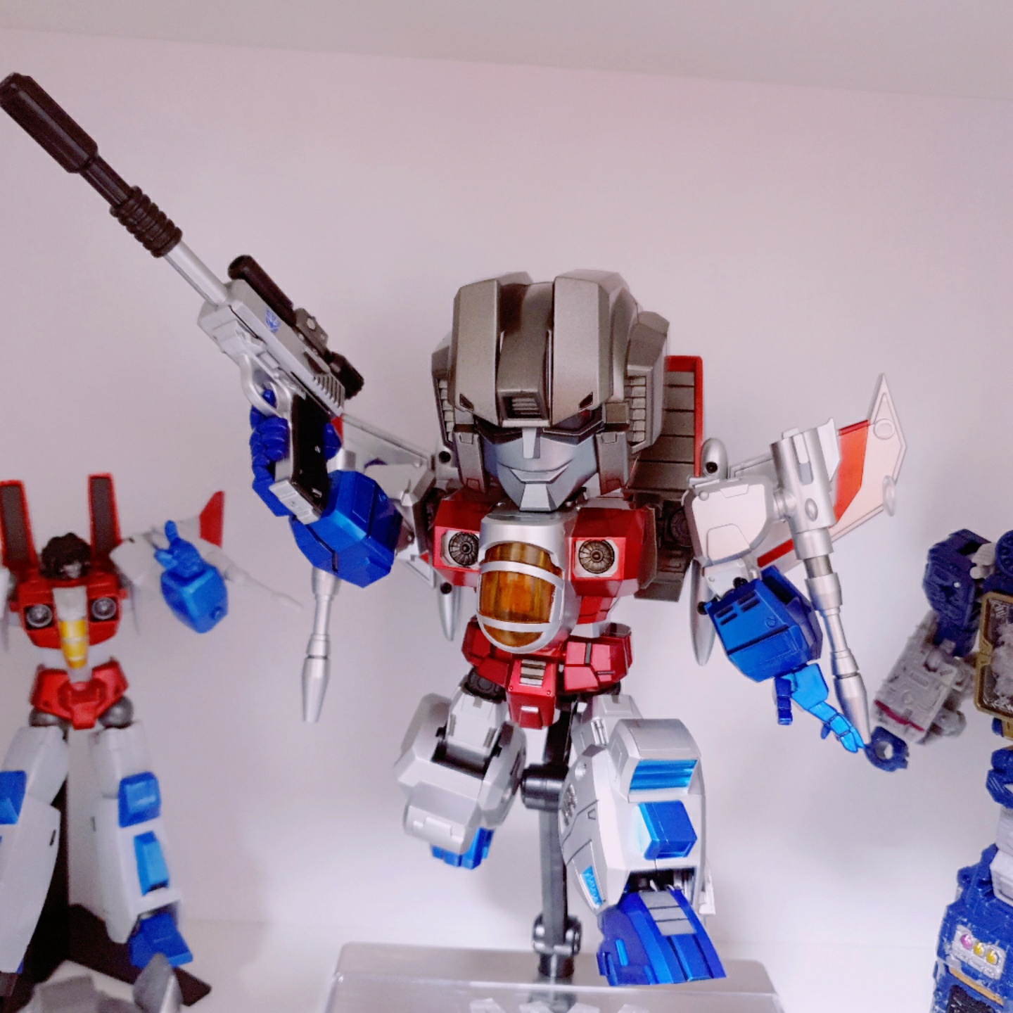 왕크니까 왕 귀엽다. 눈,콕핏,스러스터,날개 부분에 LED 있음. 가슴 터빈도 위이잉 소리 나면서 돌아간다. 동봉된 메가트론도  삐슝소리와 함께 보라색 빛이난다! | 콜리(Colley)