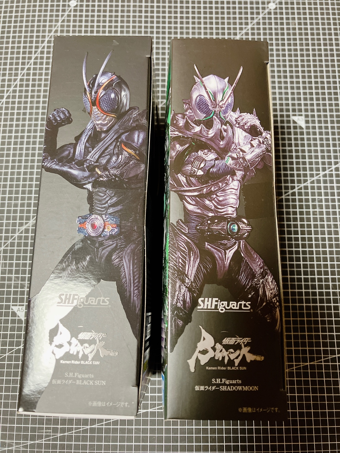 가면라이더 SHADOWMOON
(仮面ライダーシャドームーン)
KAMEN RIDER SHADOWMOON
