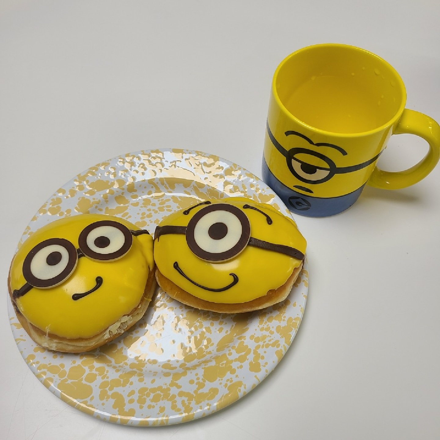 비오는 날☔️엔 미니언즈 티타임🍩☕️✨️