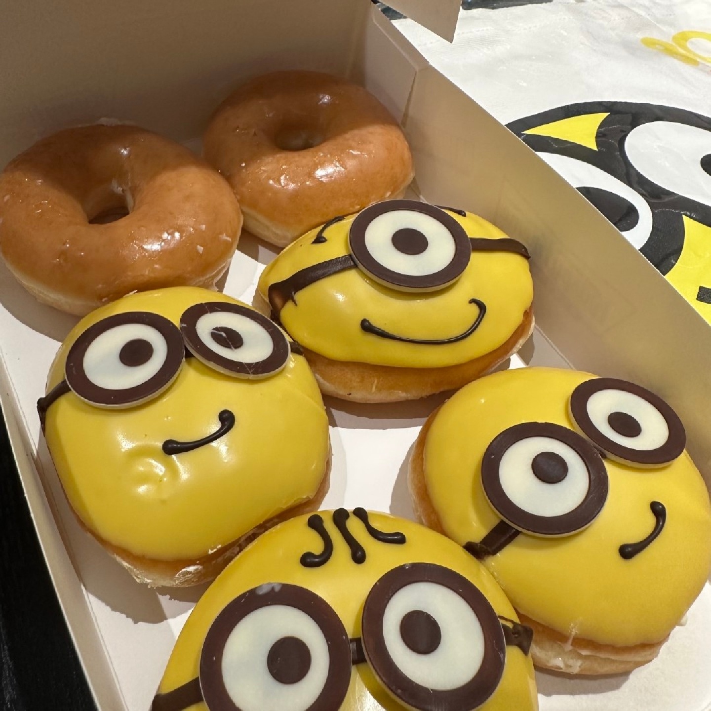 비오는 날☔️엔 미니언즈 티타임🍩☕️✨️