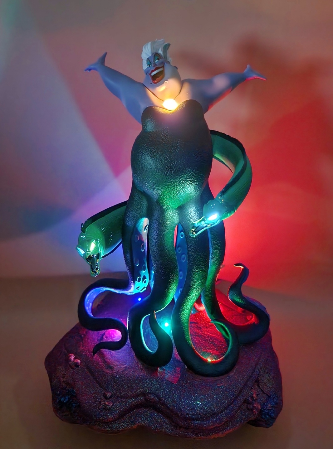 포스 넘치는 우슬라 라이트업 피규어 🐙