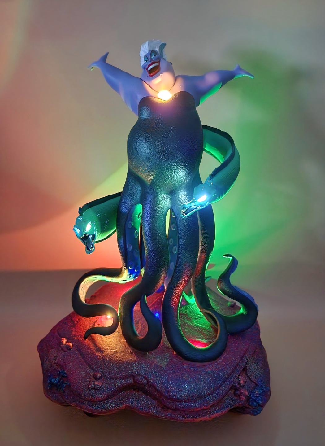 포스 넘치는 우슬라 라이트업 피규어 🐙