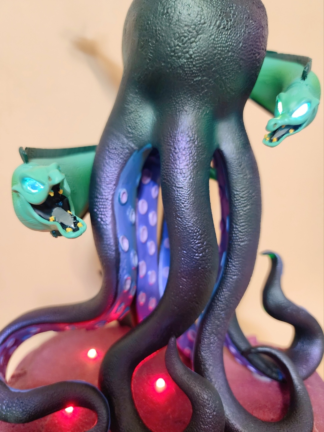 포스 넘치는 우슬라 라이트업 피규어 🐙