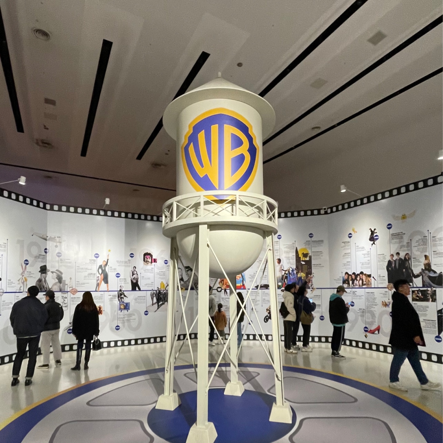 워너브라더스 100주년 셀러브레이션
[BATMAN]