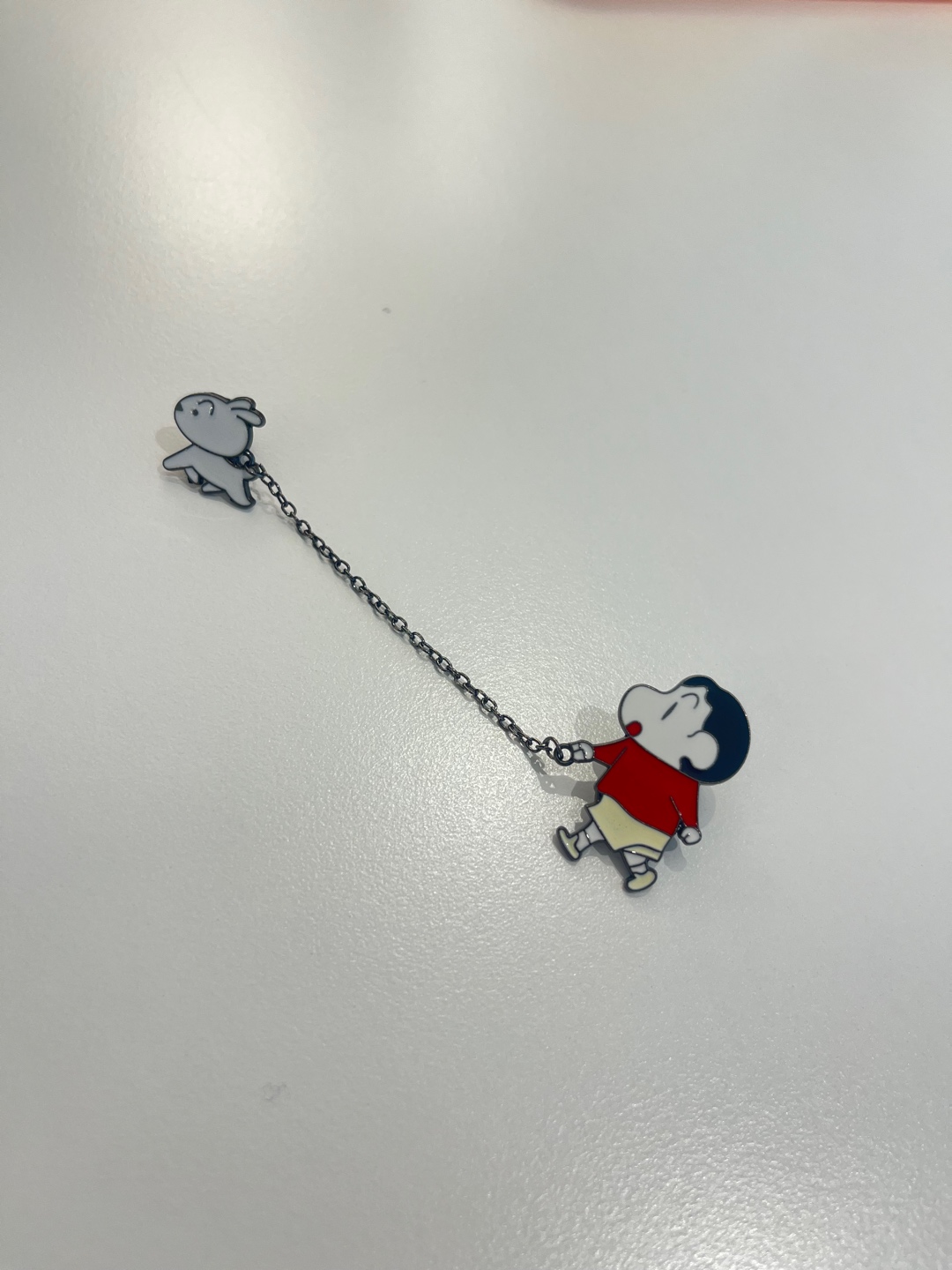 흰둥이 산책 시키는 짱구 브로치