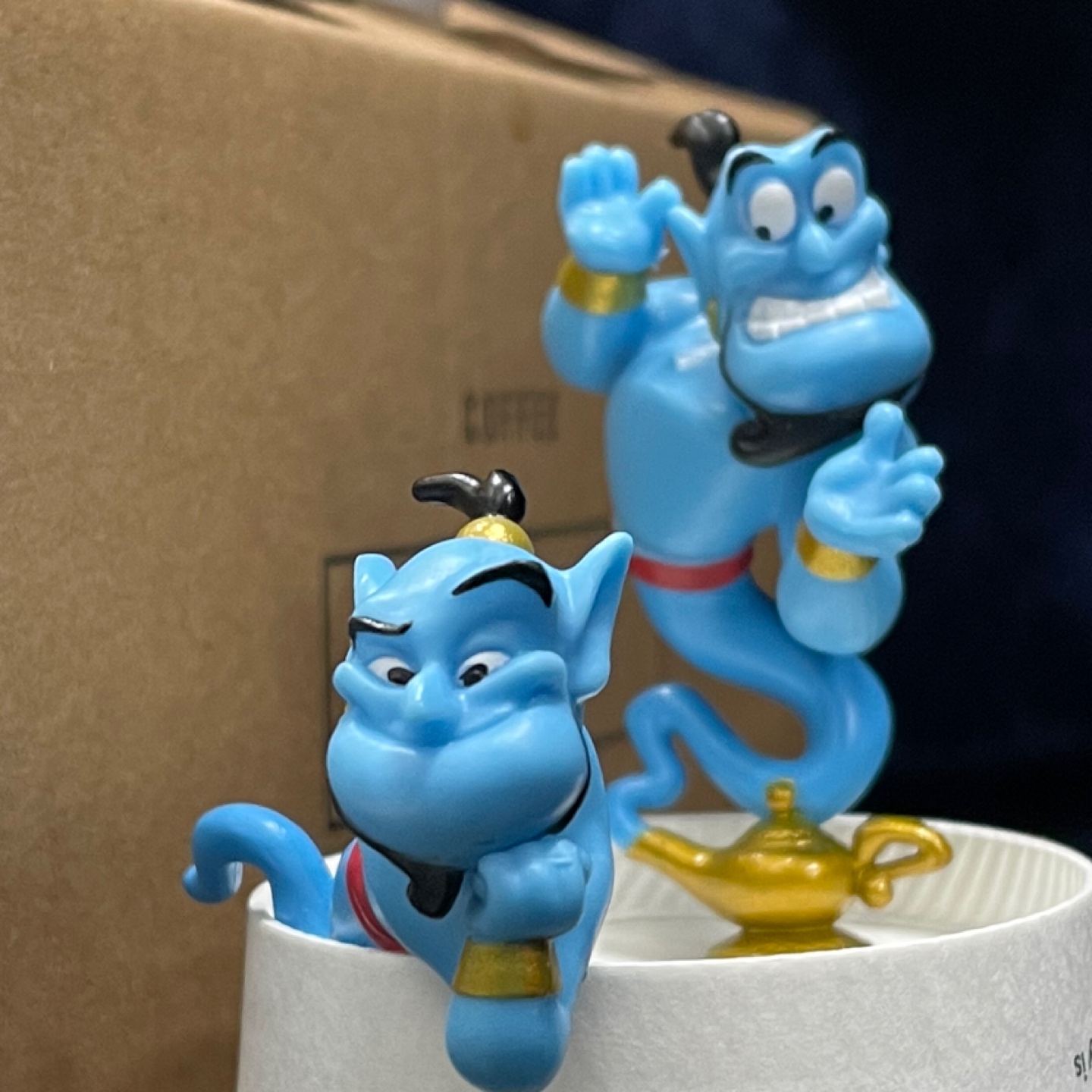 따뜻한 커피 대령해도...