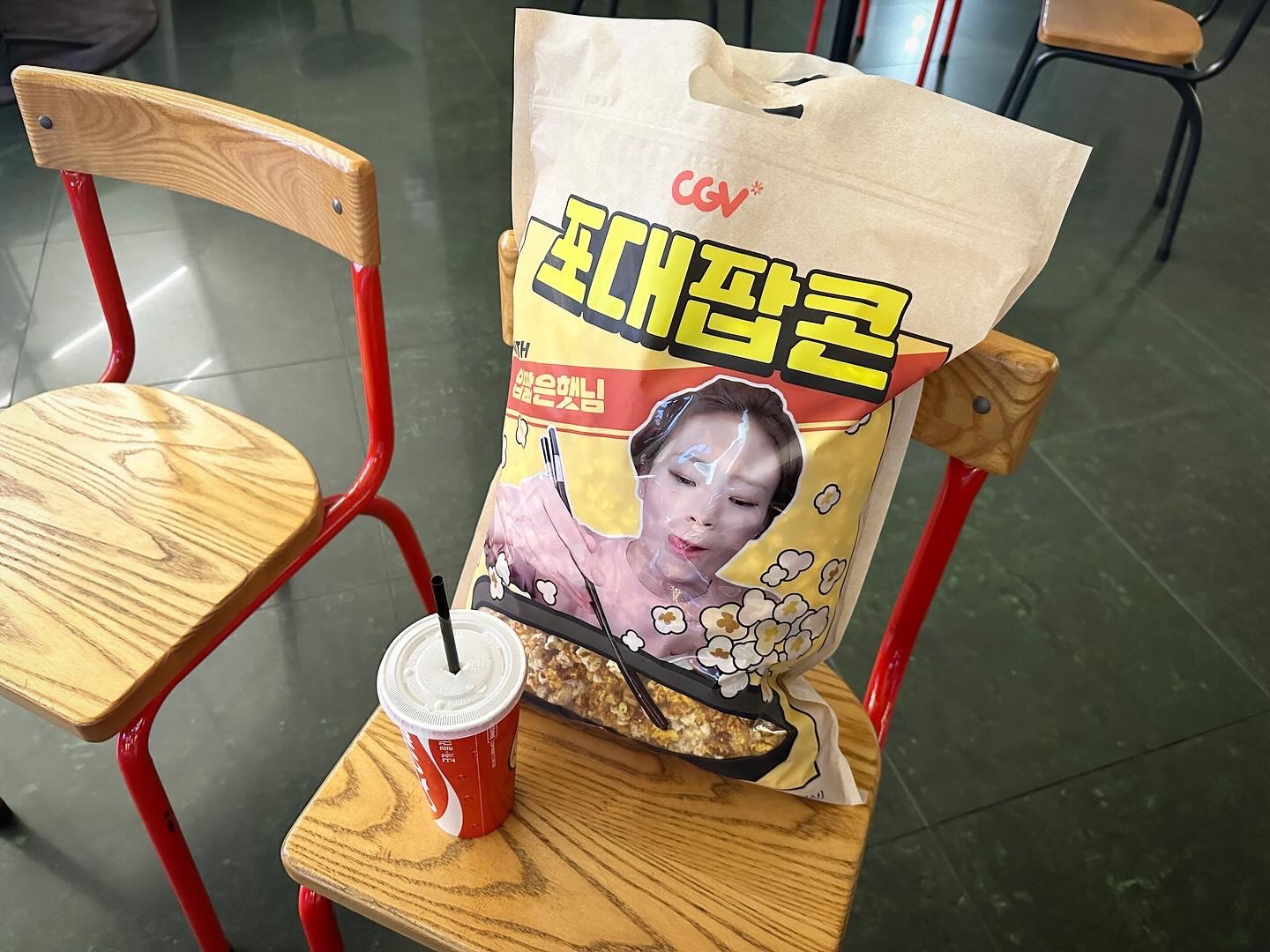 웡카 보러왔어요! 포대팝콘 ㅋㅋㅋㅋ