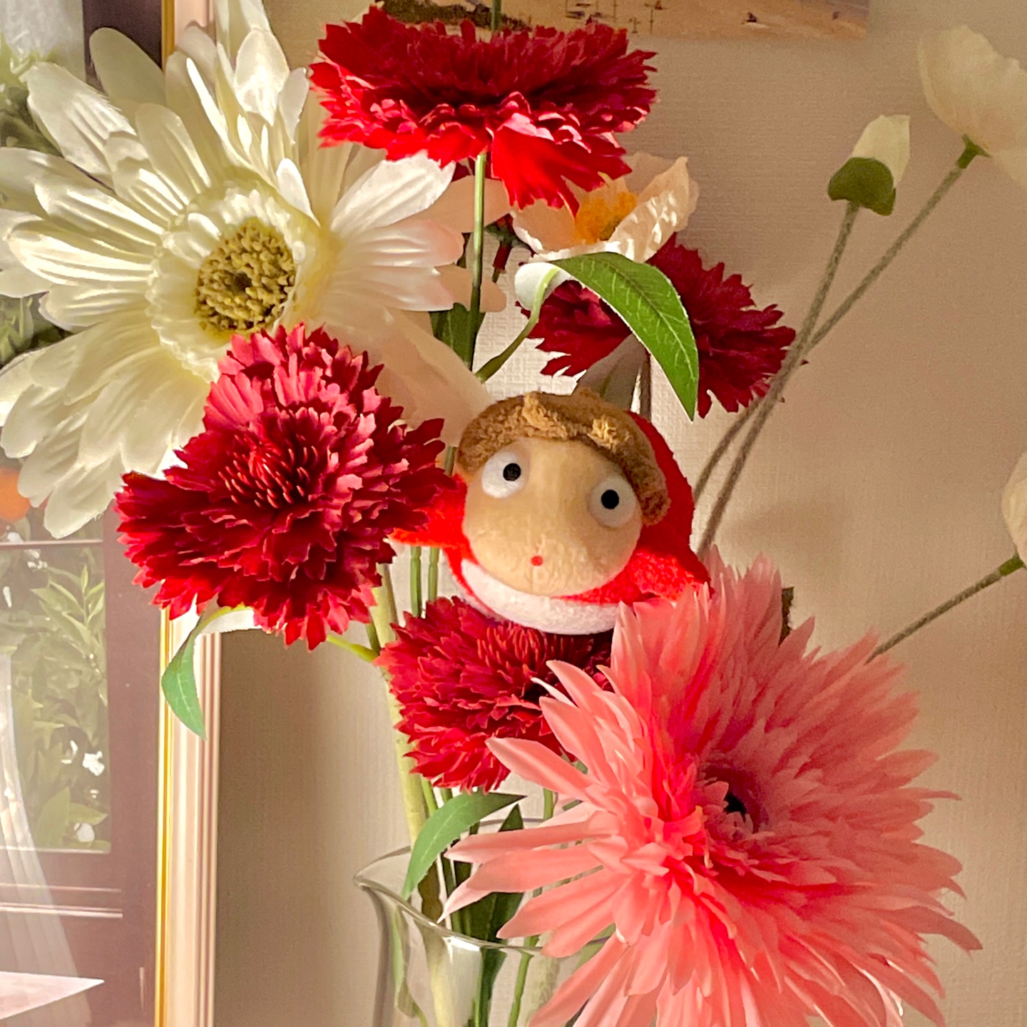 붉은 꽃 사이에 피어난 포뇨🌸🌺