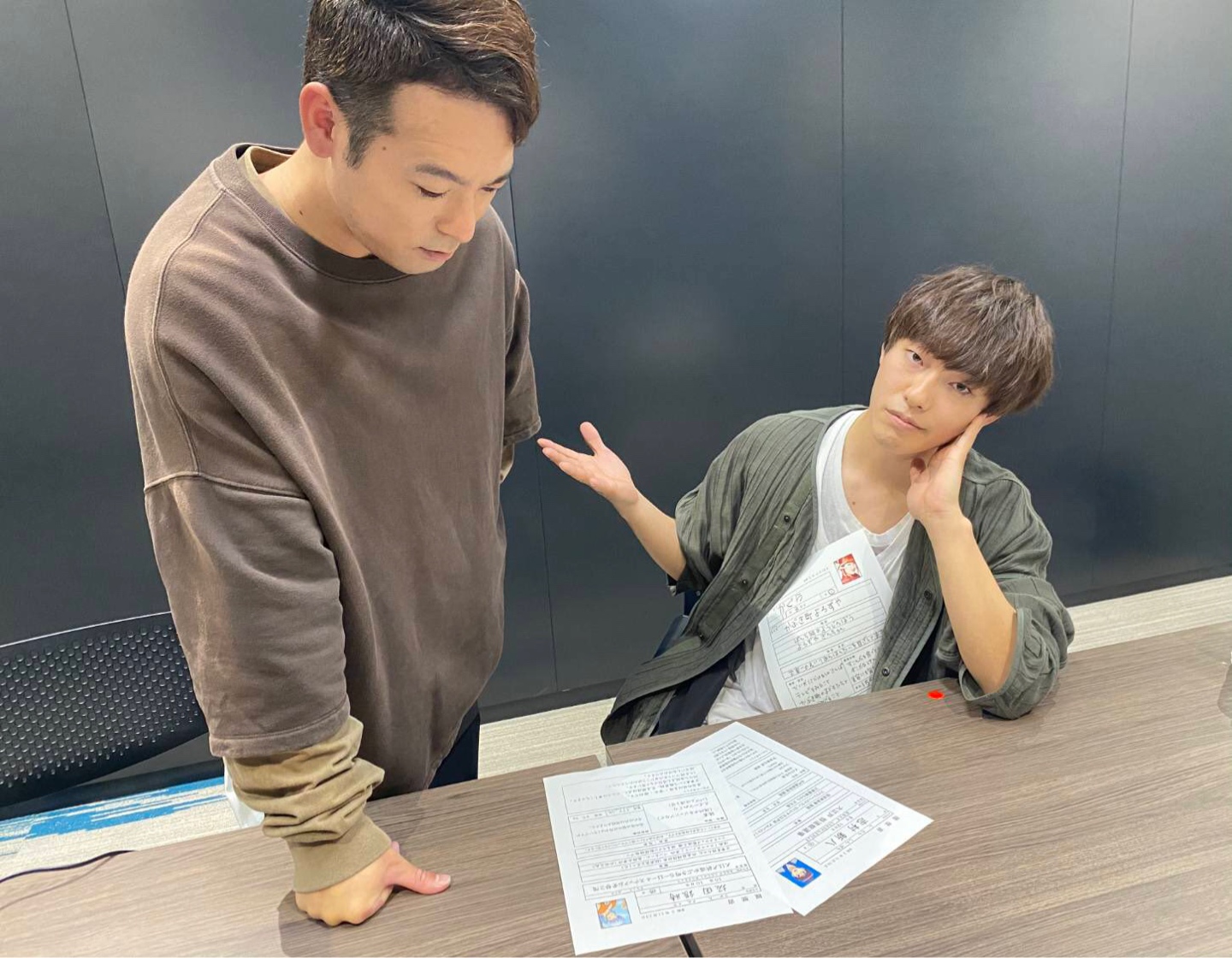애니&원작 끝나서 백수된 해결사들 이력서를
넣는데..