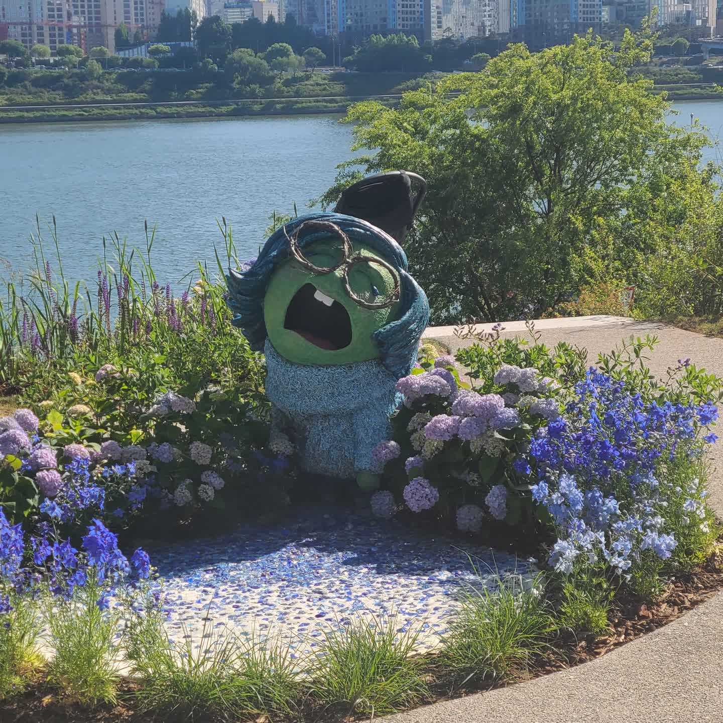 𝕀𝕟𝕤𝕚𝕕𝕖 𝕆𝕦𝕥 in 뚝섬 🌈