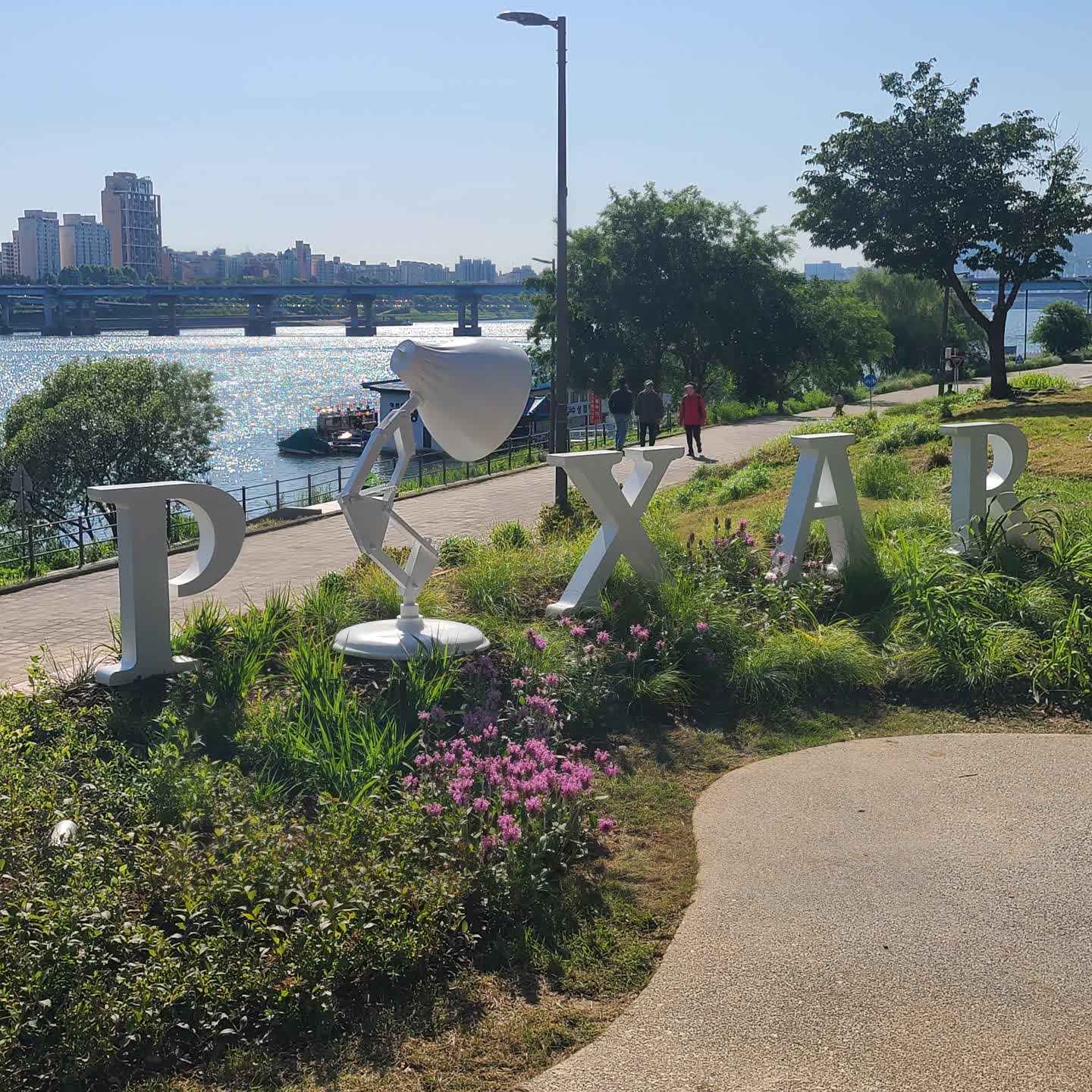 𝕀𝕟𝕤𝕚𝕕𝕖 𝕆𝕦𝕥 in 뚝섬 🌈