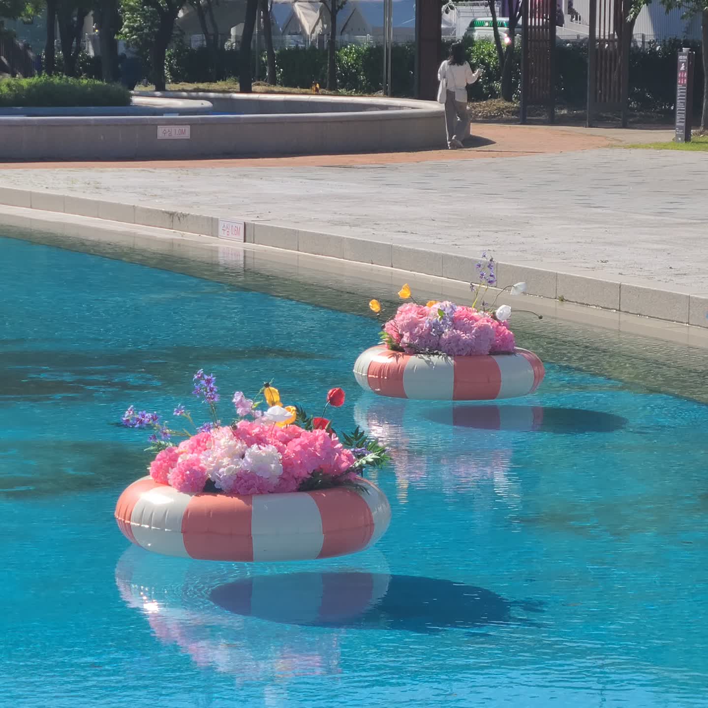 𝕀𝕟𝕤𝕚𝕕𝕖 𝕆𝕦𝕥 in 뚝섬 🌈