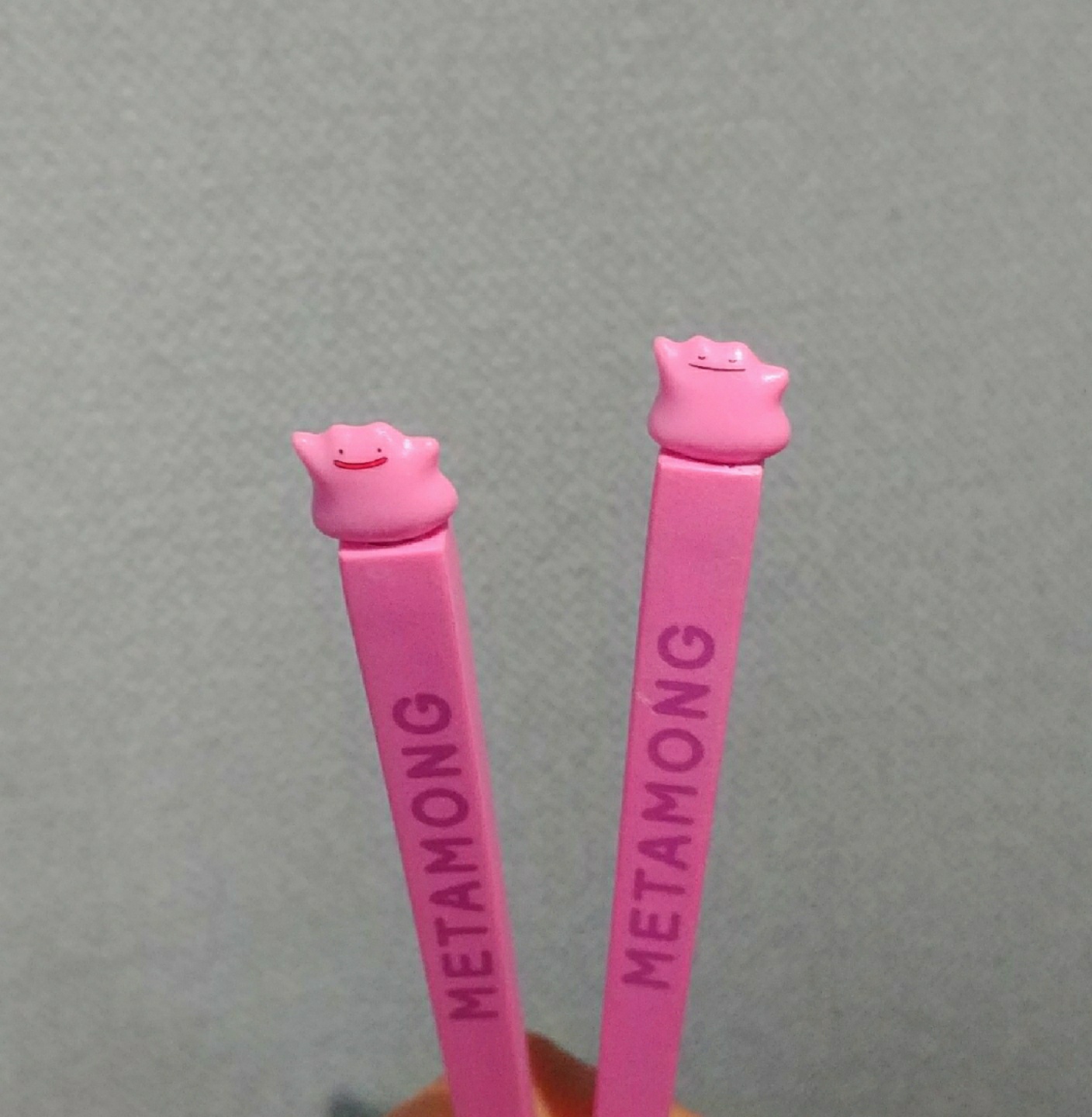 젓가락을 점령한 메타몽 :)
