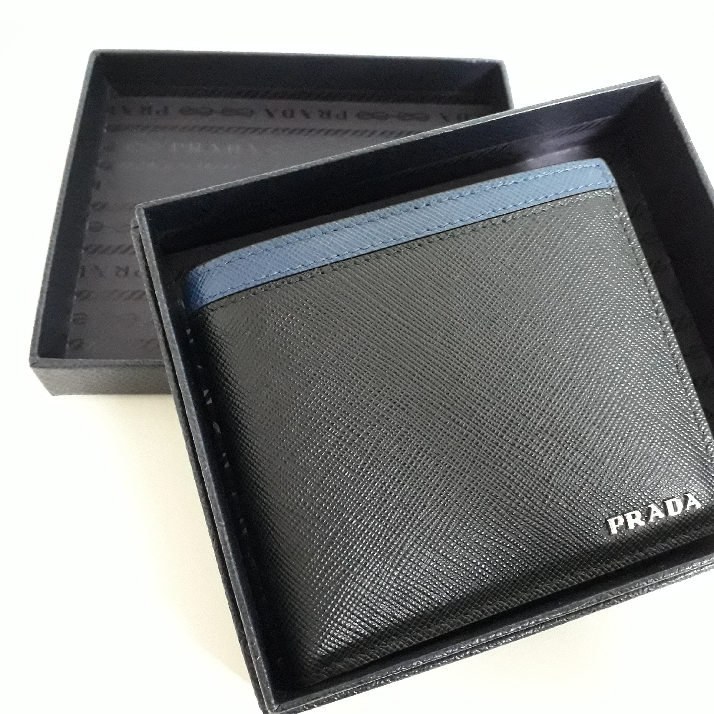 PRADA 지갑