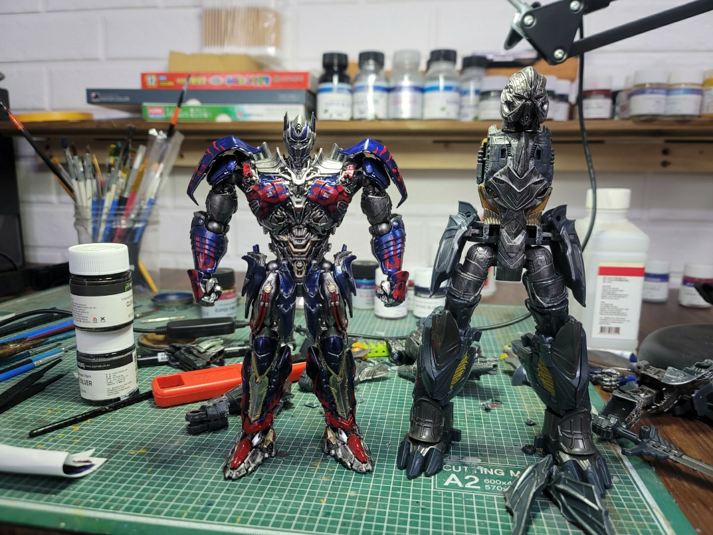 예전에 커스텀하려고 부숴놨다가 손뗐는데 기사옵이 심심해보여서 친구만드려주려고 우연찮게 얻은 리더급 메각하를 분해해서 보이저메각하와  합체시켜줬다. | 콜리(Colley)