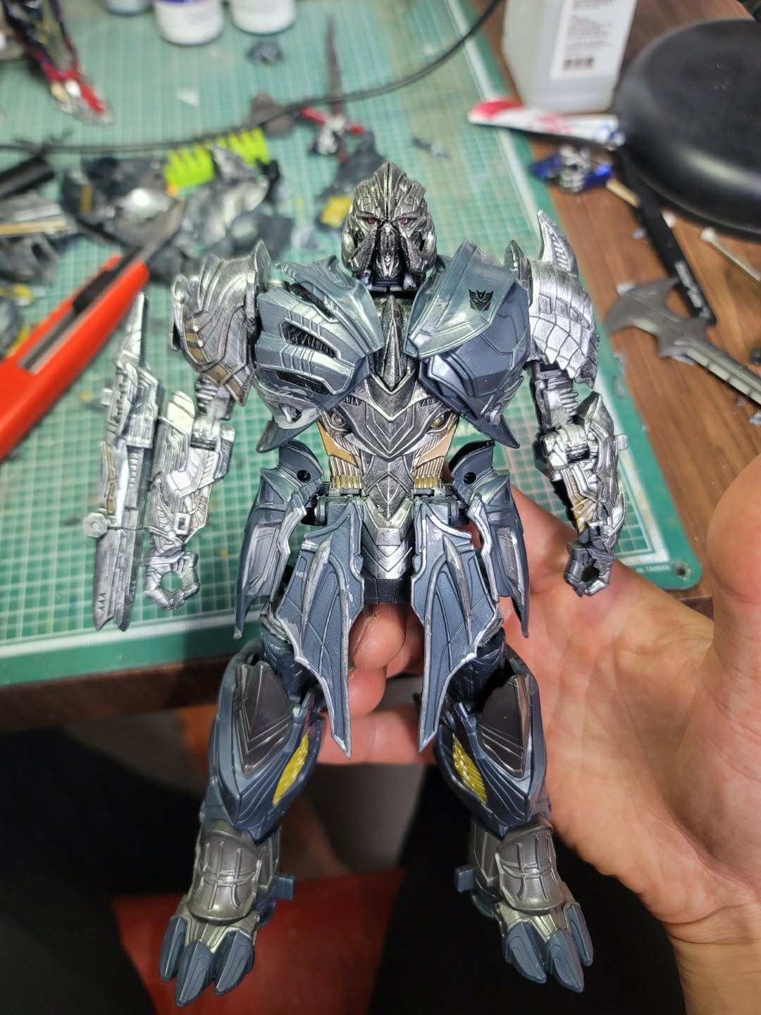 예전에 커스텀하려고 부숴놨다가 손뗐는데 기사옵이 심심해보여서 친구만드려주려고 우연찮게 얻은 리더급 메각하를 분해해서 보이저메각하와  합체시켜줬다. | 콜리(Colley)