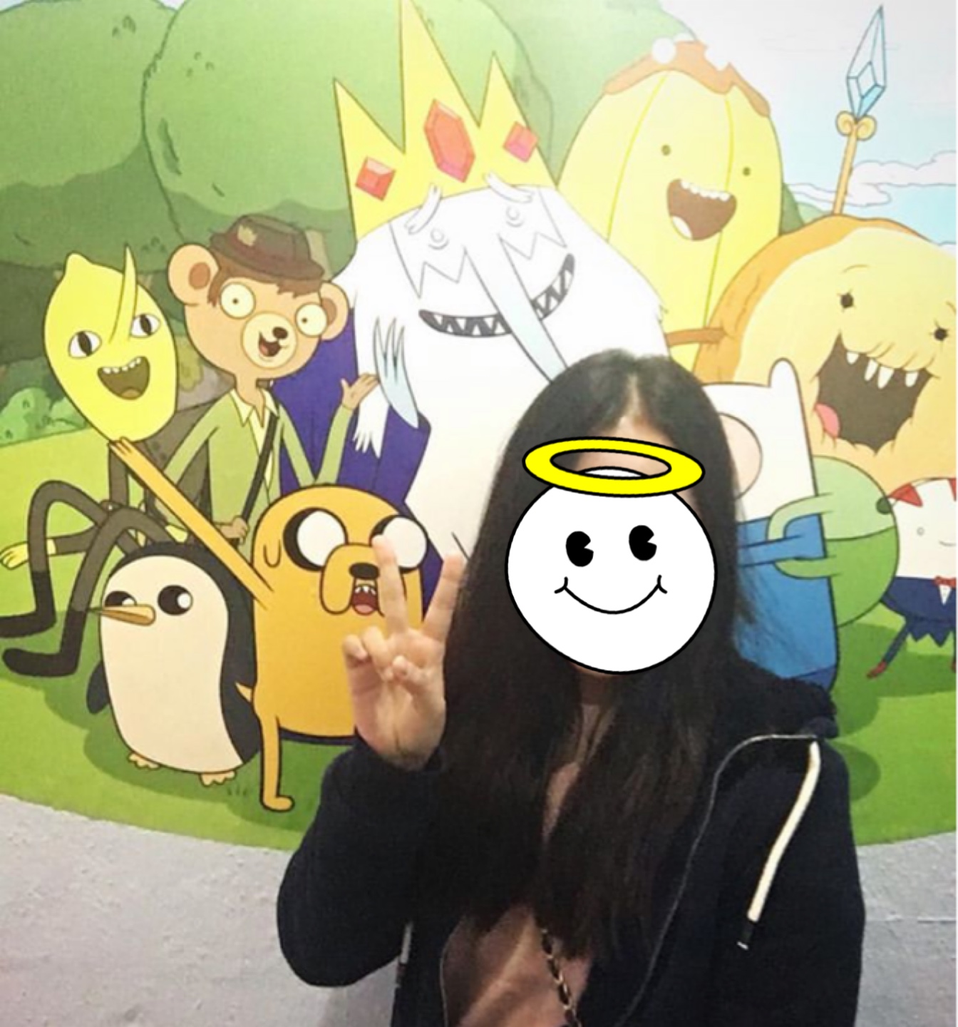 어드벤쳐타임 샵이 있었는데 거기 입구에서 찍음