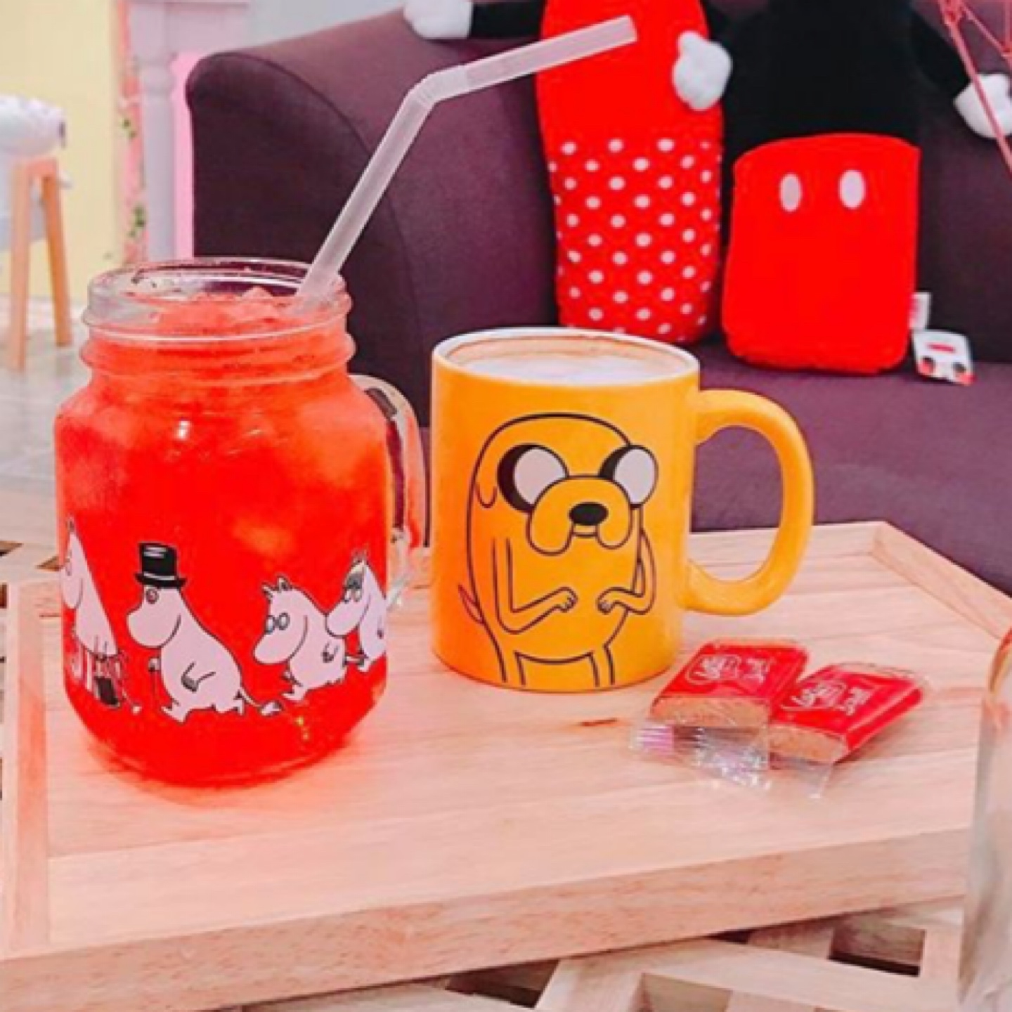 제이크 컵에 음료를 담아주는 취향저격카페