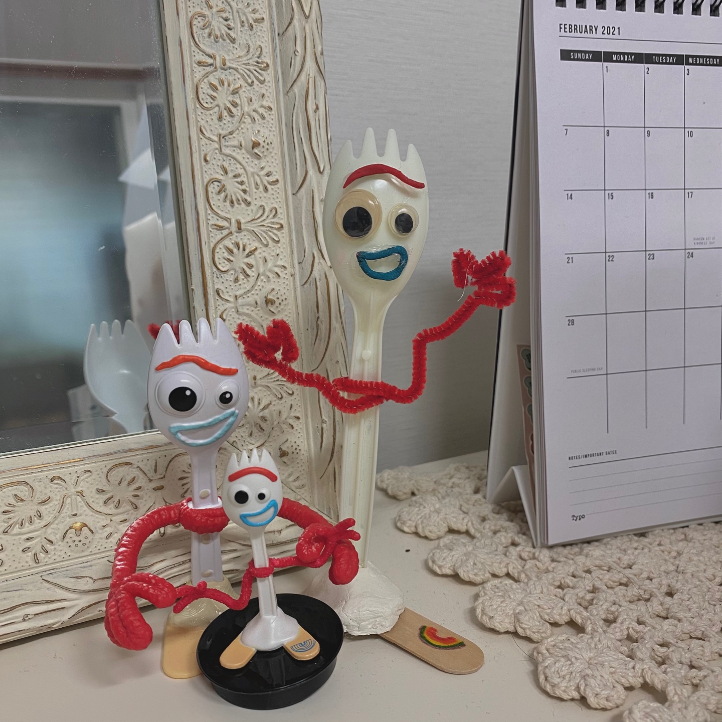 < FORKY >